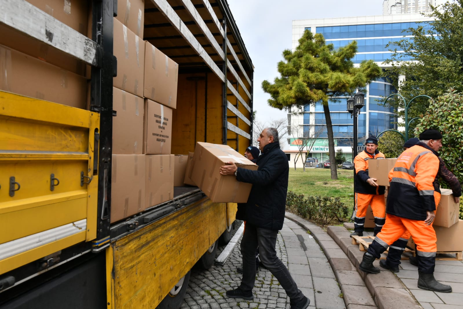 ESENYURT’TAN VAN’A YARDIM ELİ