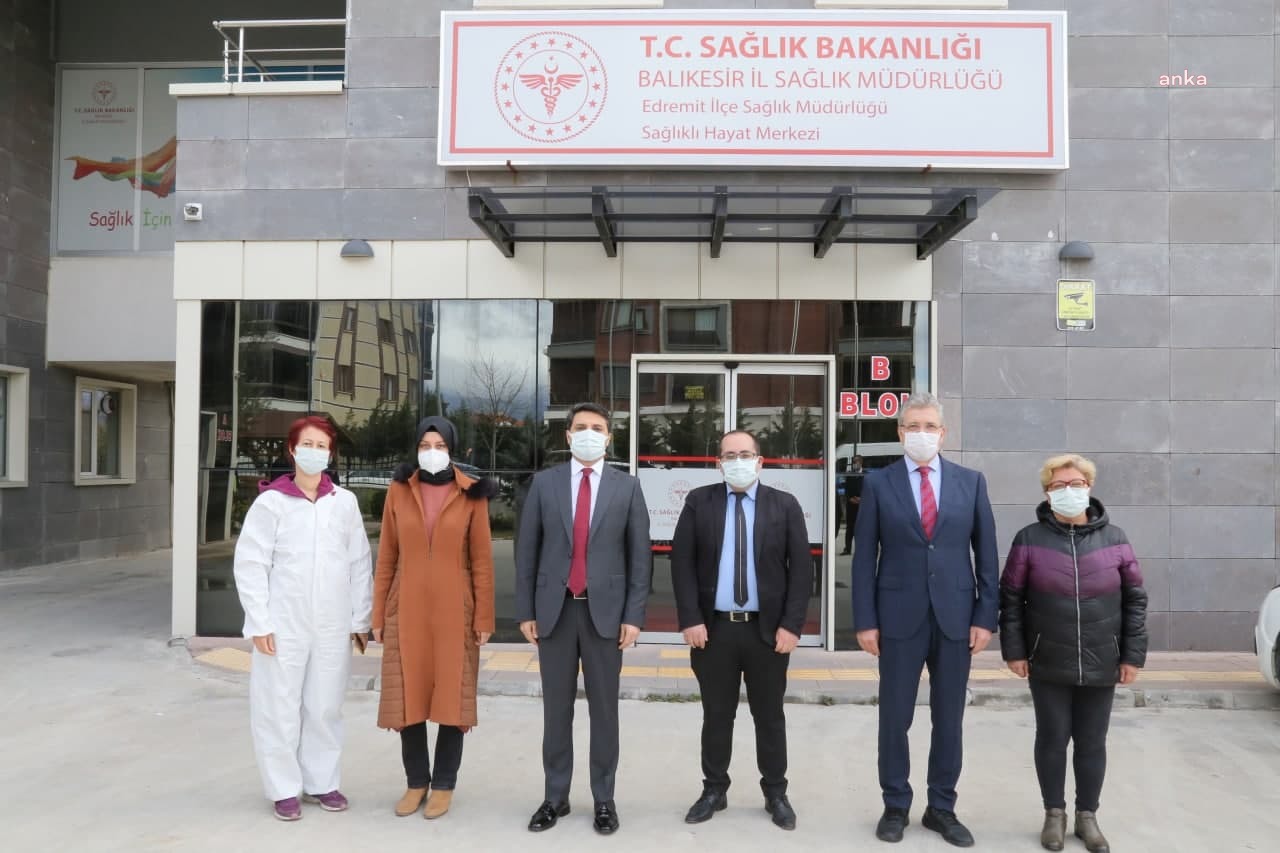 EDREMİT KAYMAKAMI ÜNSAL VE BELEDİYE BAŞKANI ARSLAN COVID-19 AŞISI OLDU