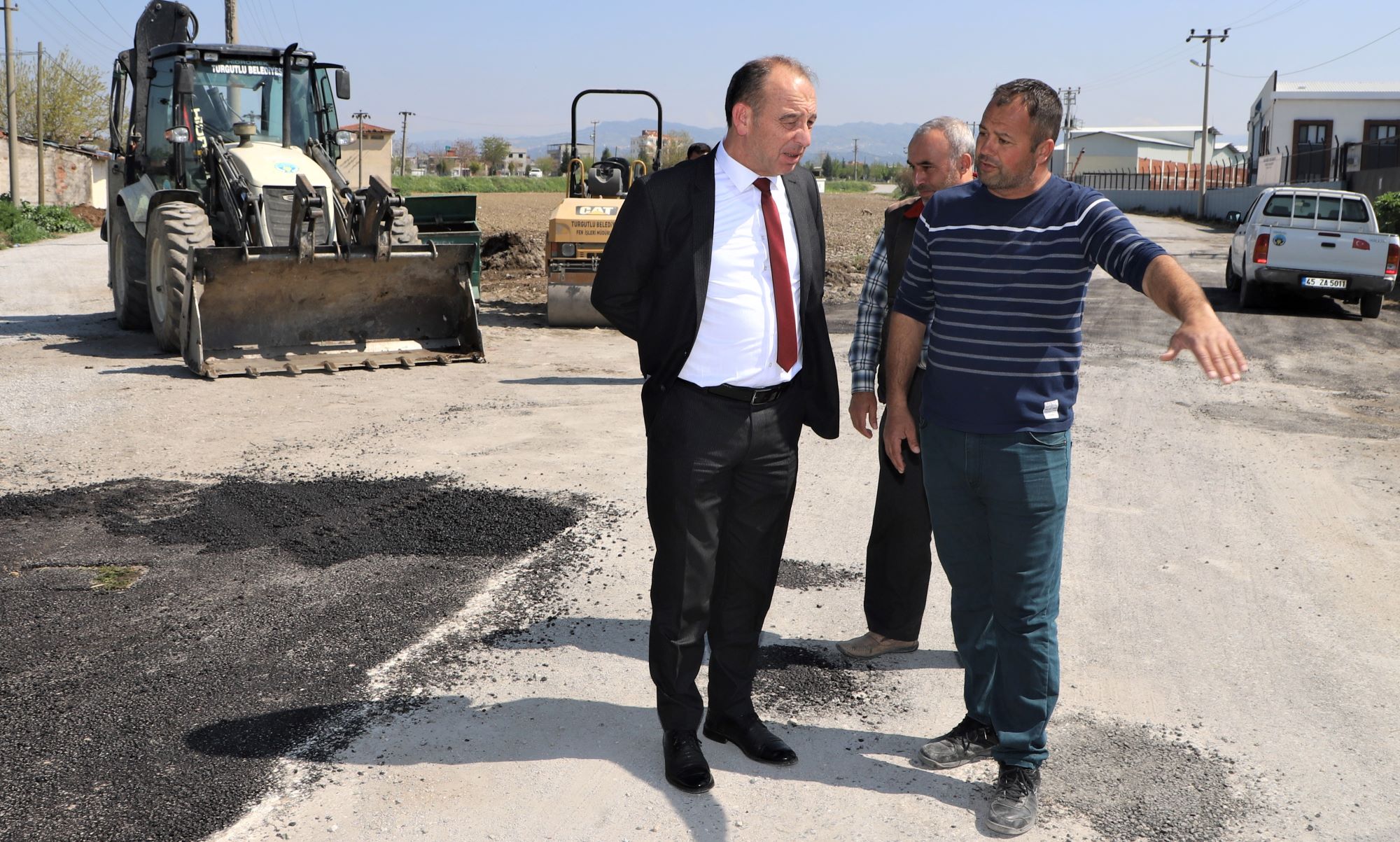 TURGUTLU BELEDİYE BAŞKANI AKIN, ARAZİ YOLLARINDAKİ ÇALIŞMALARI İNCELEDİ