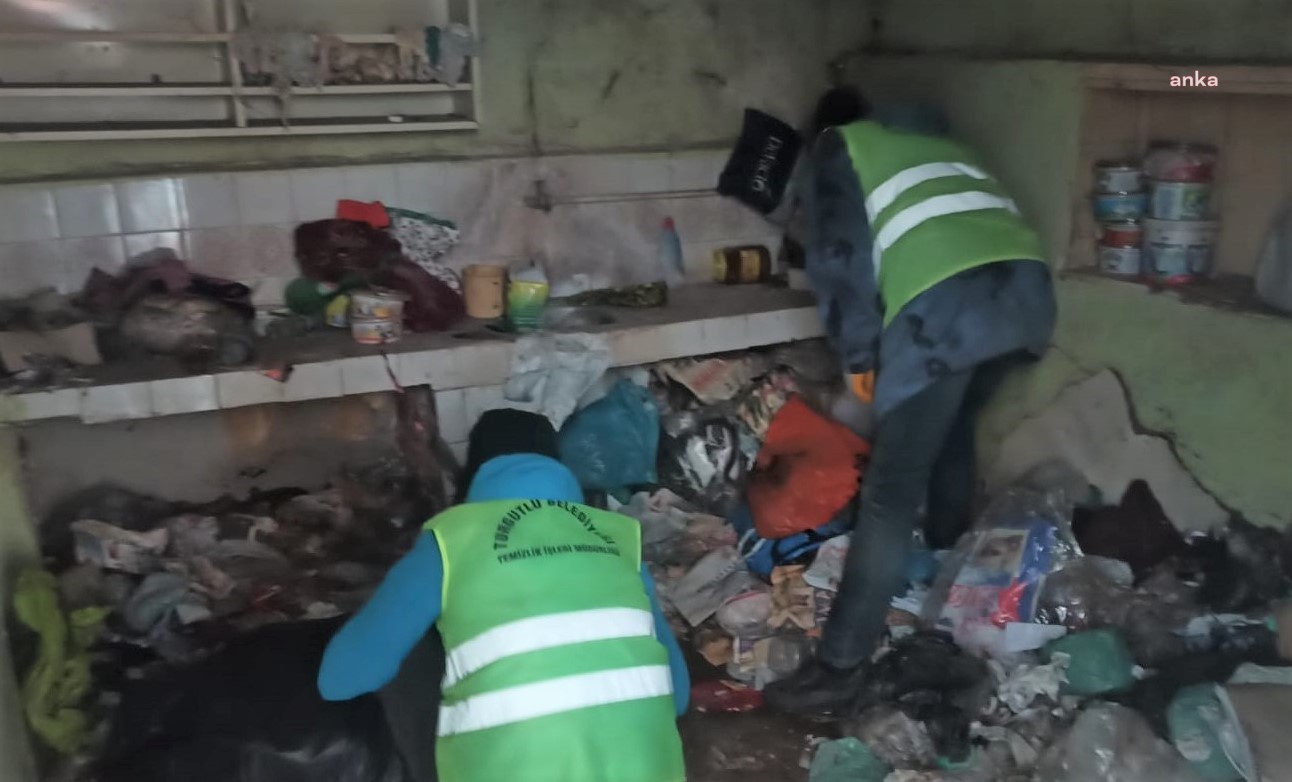 TURGUTLU BELEDİYESİ EKİPLERİ, ÇÖP EVDEN 4 TRAKTÖR ÇÖP ÇIKARDI