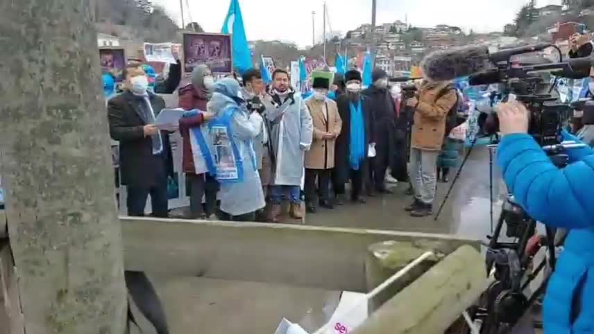 ÇİN DIŞİŞLERİ BAKANI TÜRKİYE'DE TEMASLARDA, UYGUR TÜRKLERİ, ÇİN KONSOLOSLUĞU ÖNÜNDE EYLEMDE