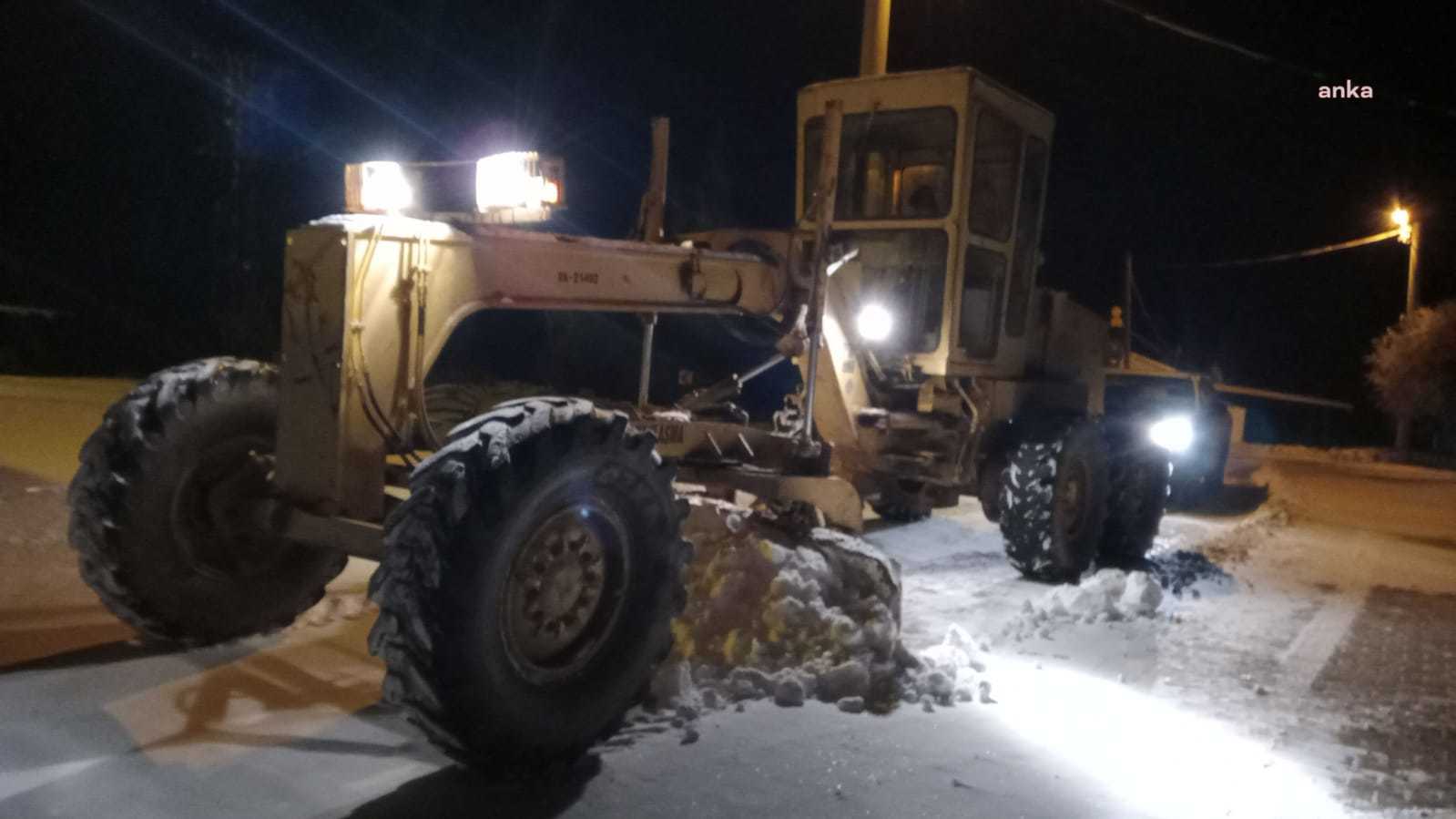AYDIN BÜYÜKŞEHİR BELEDİYESİ, YOLLARI AÇIK TUTMAK İÇİN GECE MESAİSİ YAPTI