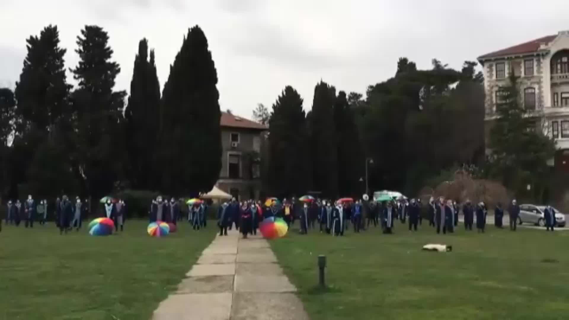 BOĞAZİÇİLİ HOCALARDAN GÖKKUŞAĞI RENKLİ ŞEMSİYELERLE EYLEM