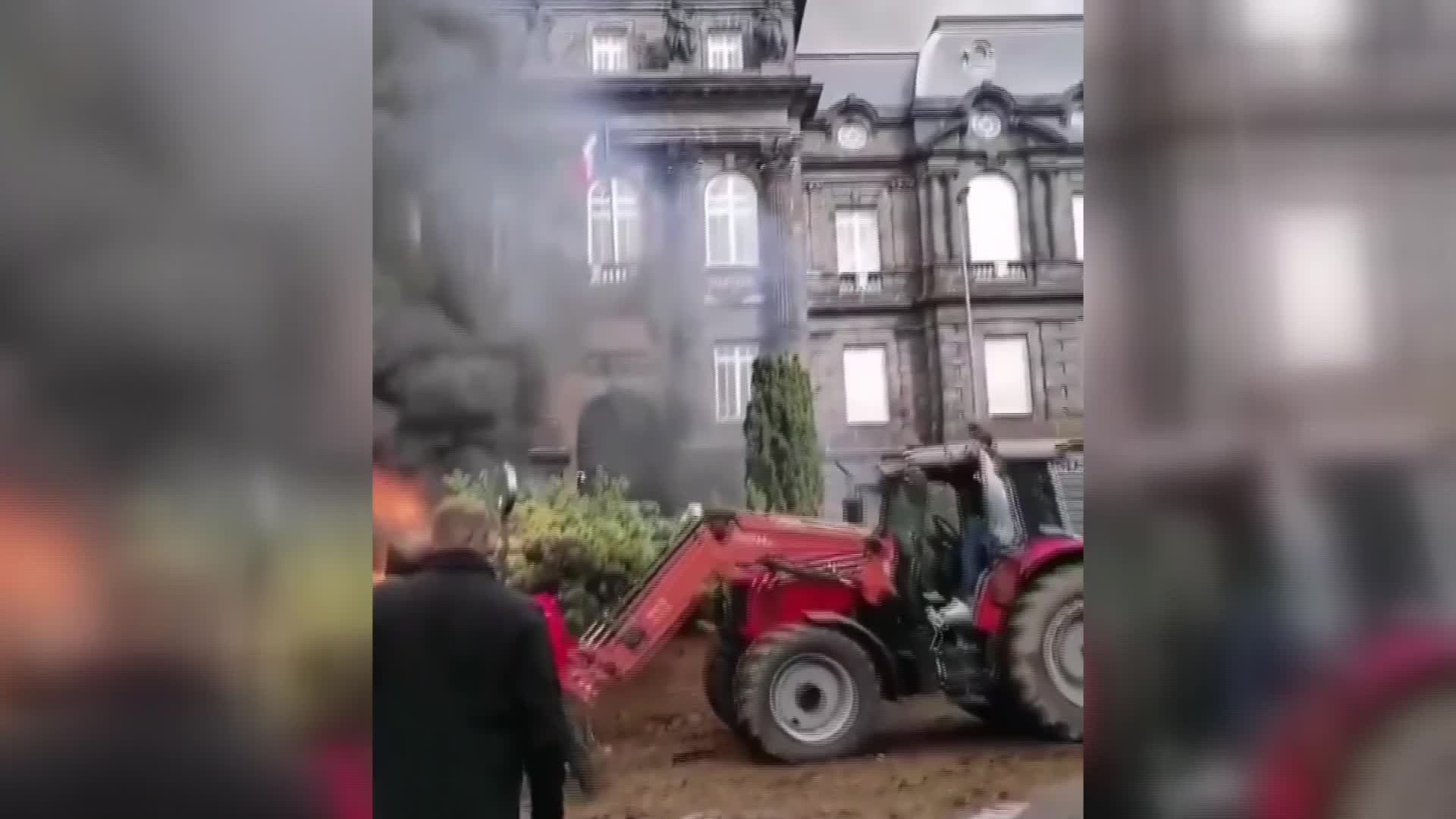 FRANSA'DA ÇİFTÇİLER, HÜKÜMETİN TARIM POLİTİKASINA İSYAN ETTİ, VALİLİK ÖNÜNE GÜBRE DÖKTÜ