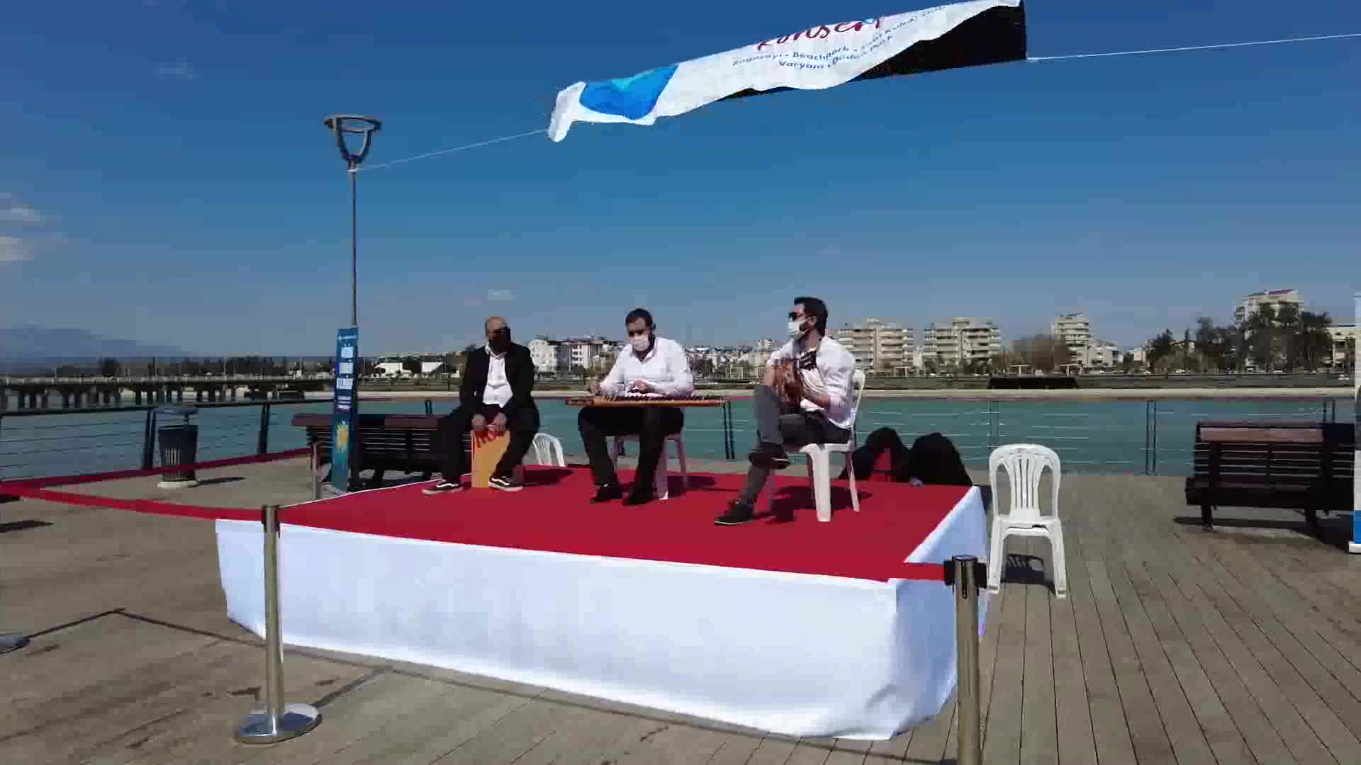 ANTALYA BÜYÜKŞEHİR'İN CANLI MÜZİK PERFORMANSI "MÜZİK ŞEHRİN KALBİNDE" MORAL VERİYOR