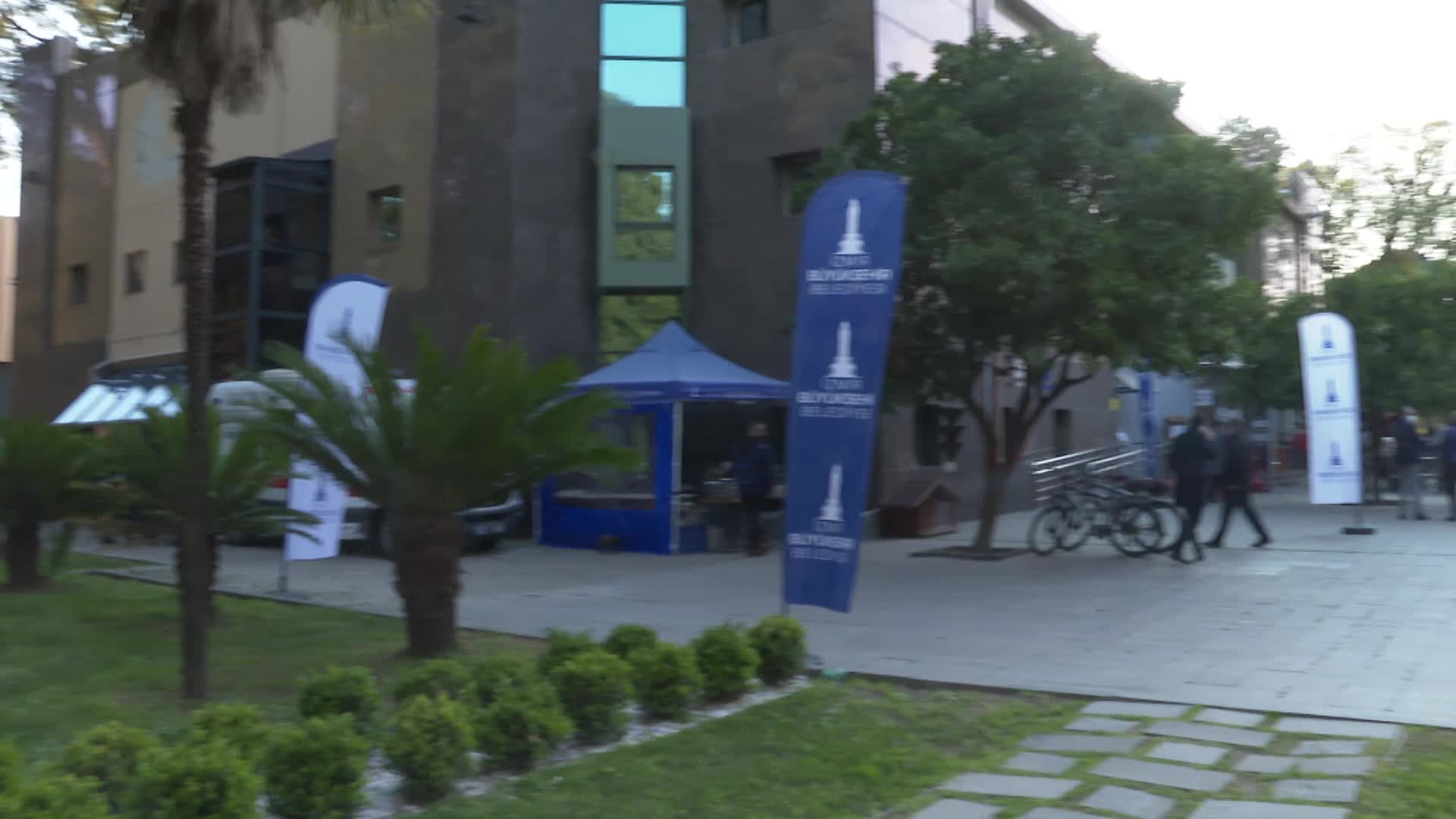 İZMİR BÜYÜKŞEHİR BELEDİYESİ ŞEHİR TİYATROLARI, DÜNYA TİYATRO GÜNÜ'NDE TANITILDI