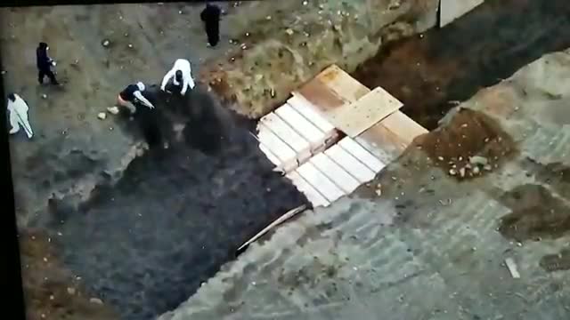 ABD'DE KORONAVİRÜSTEN ÖLENLER İÇİN TOPLU MEZAR KAZILDI