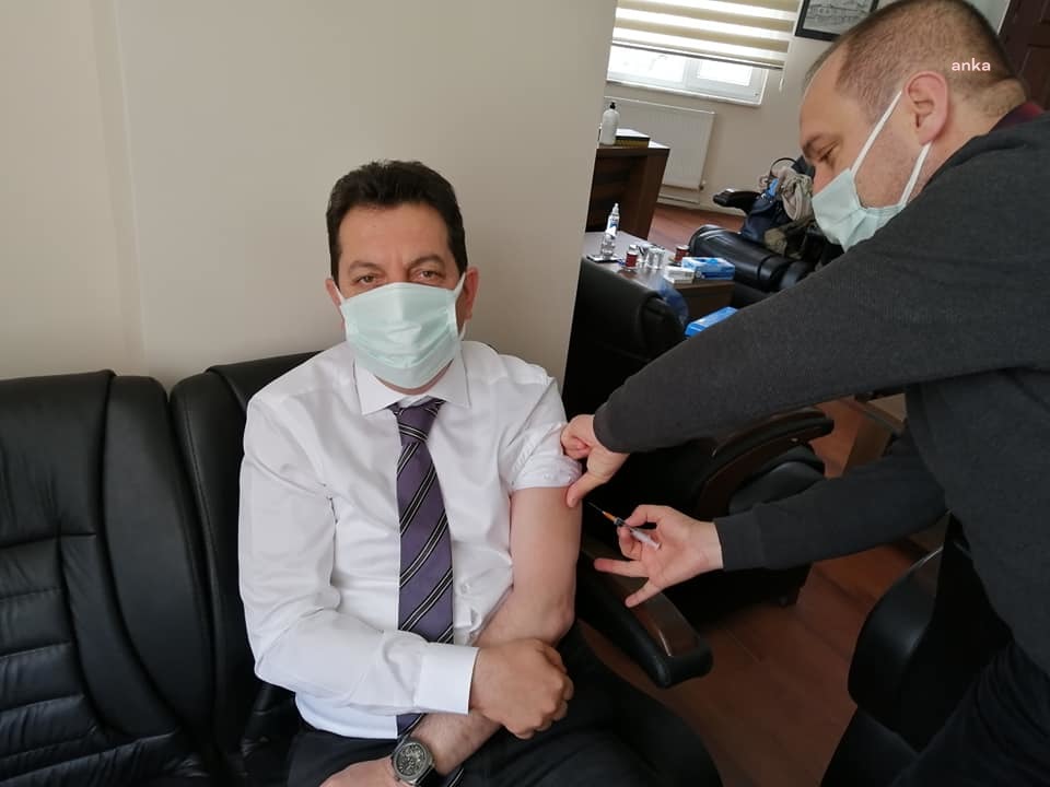 48 YAŞINDAKİ AKP'Lİ BAŞKAN, BAŞHEKİMİ MAKAMINA ÇAĞIRARAK COVID-19 AŞISINI YAPTIRDI