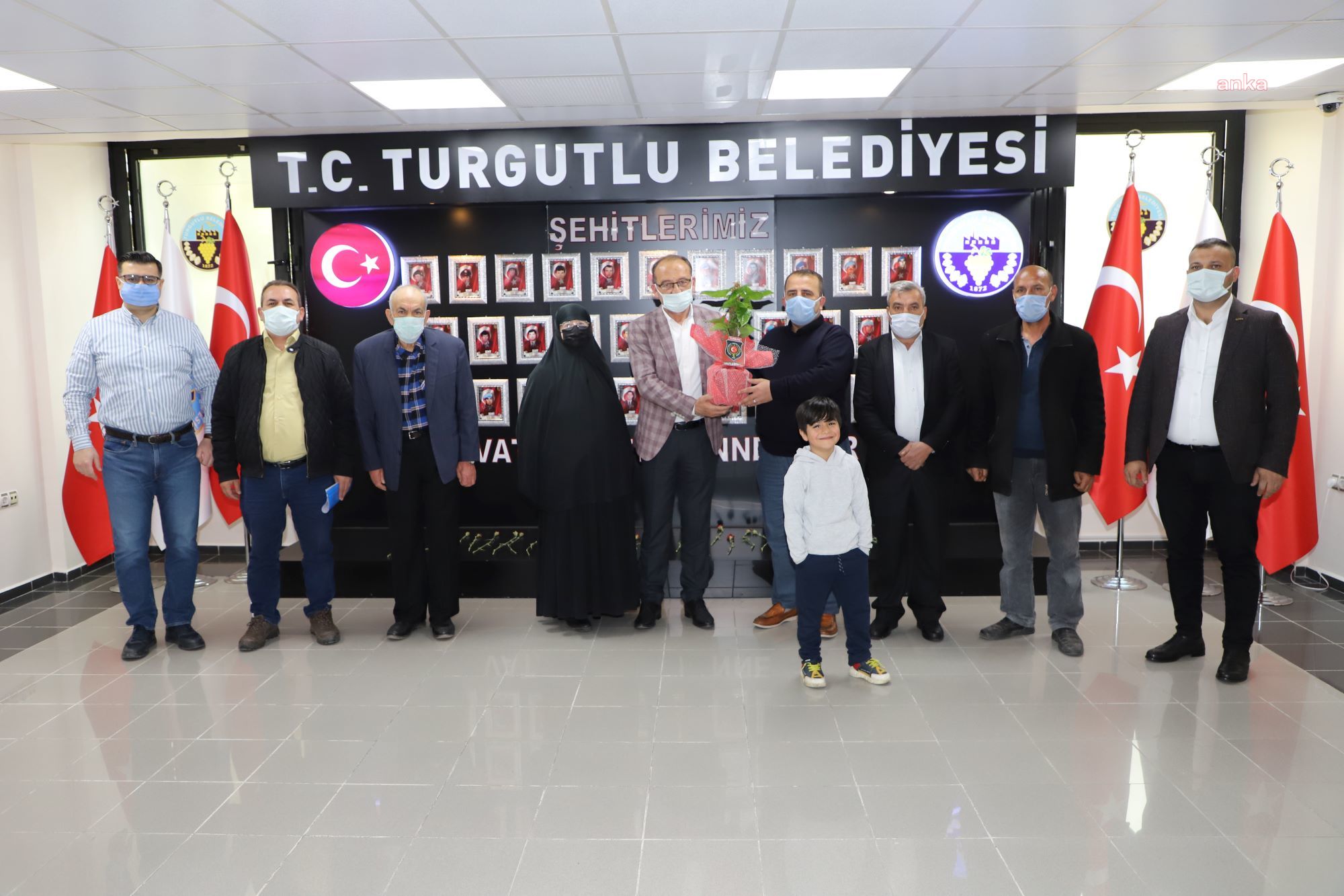 ŞEHİT YAKINLARINDAN TURGUTLU BELEDİYE BAŞKANI AKIN'A TEŞEKKÜR ZİYARETİ