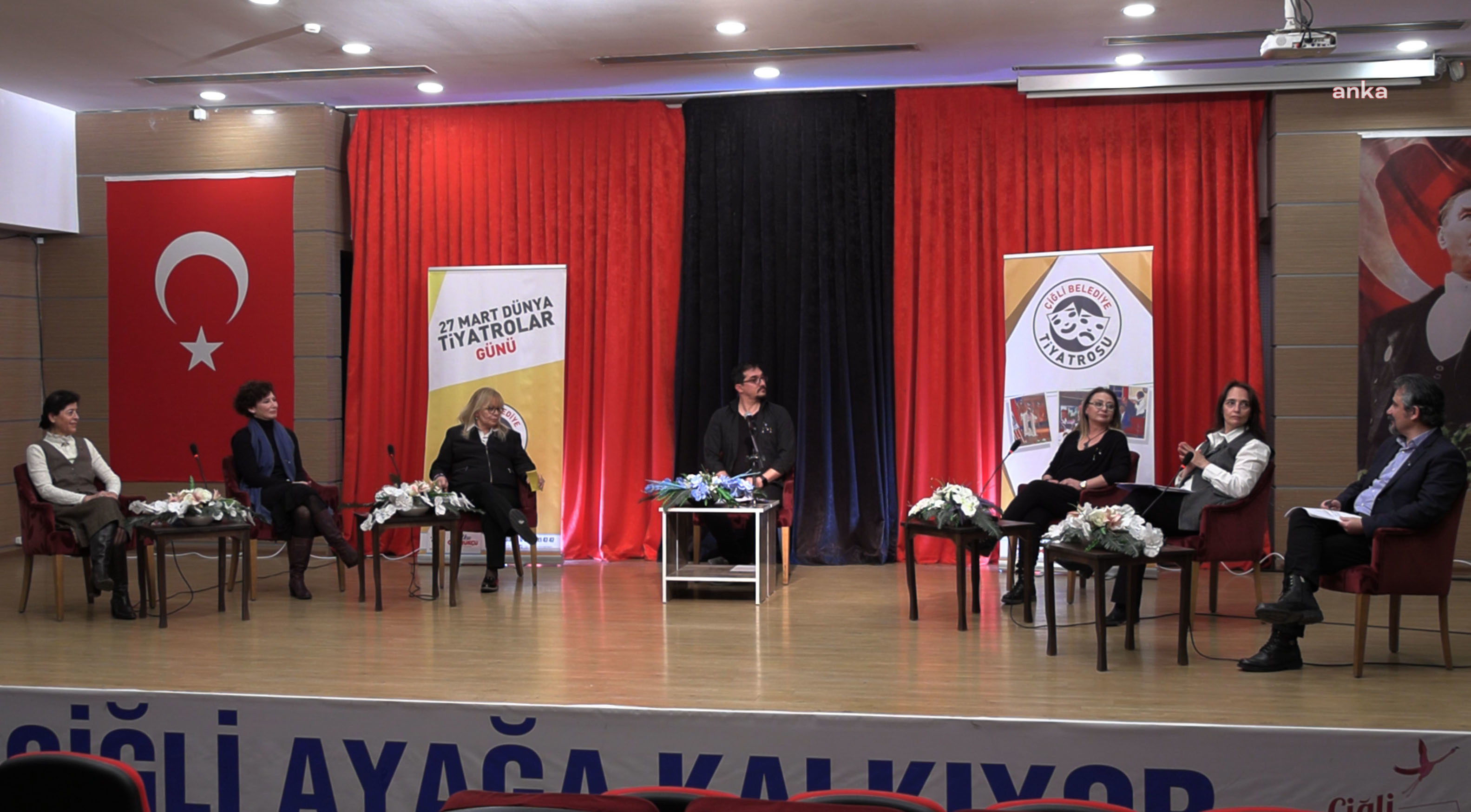 ÇİĞLİ'DE "TİYATRONUN BUGÜNÜ VE GELECEĞİ" KONUŞULDU
