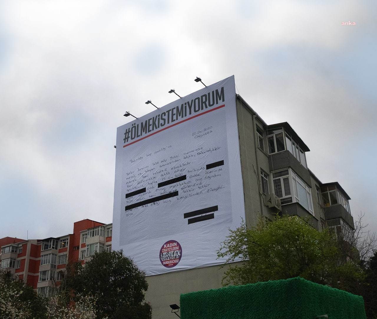KADINLAR İSTANBUL’UN ORTASINA DEV AFİŞ ASTI: ÖLMEK İSTEMİYORUM