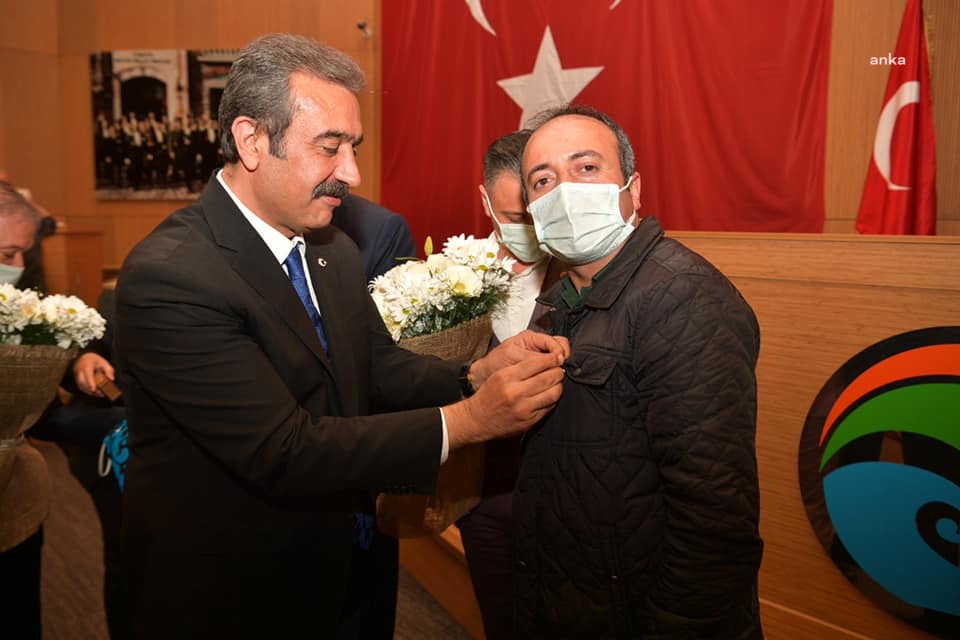 ÇUKUROVA BELEDİYE MECLİSİ'NDEKİ UYUMA NAZAR BONCUĞU