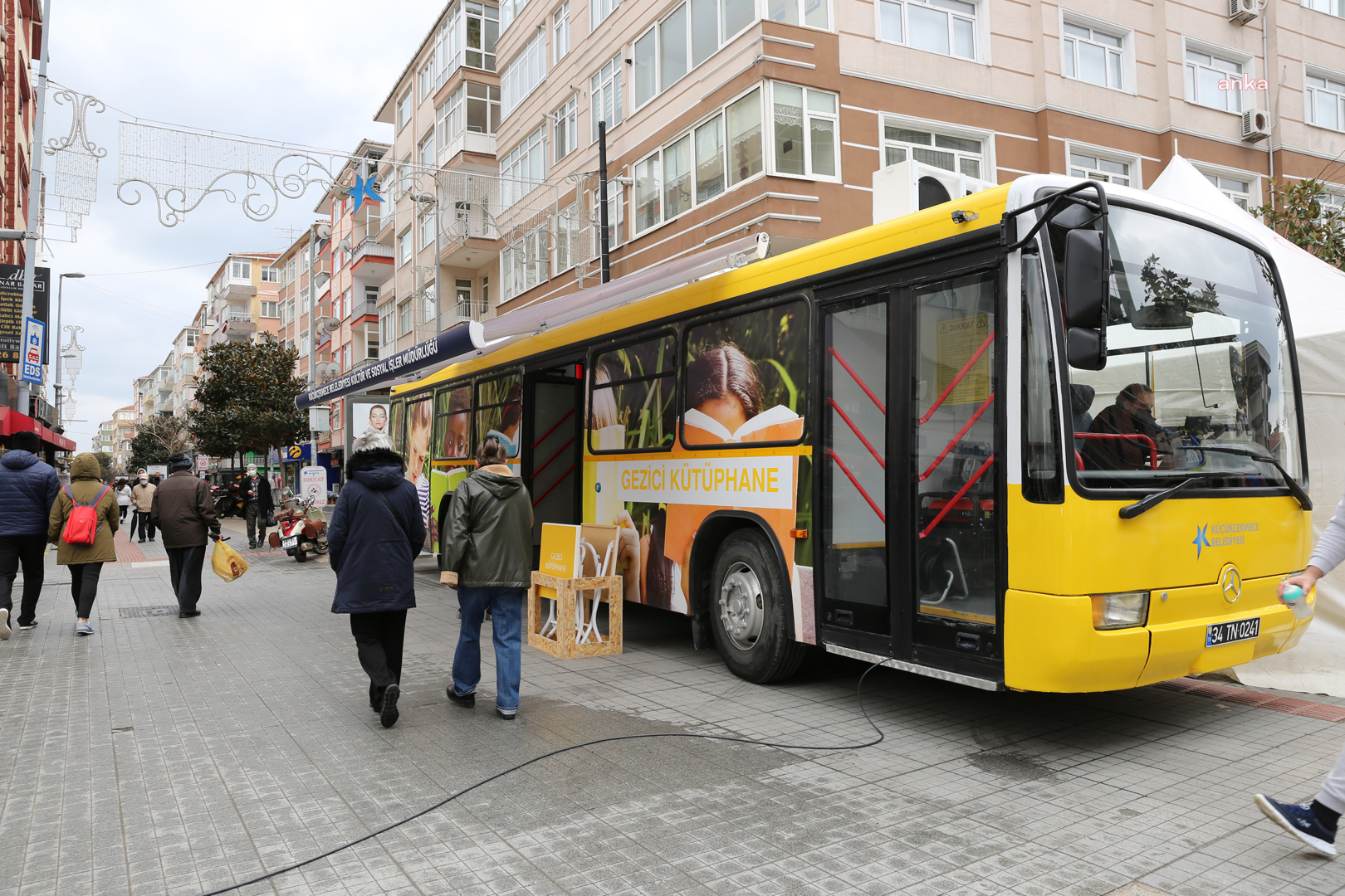 KÜÇÜKÇEKMECE BELEDİYESİ, GEZİCİ KÜTÜPHANE İLE OKURLARIN AYAĞINA GİDİYOR