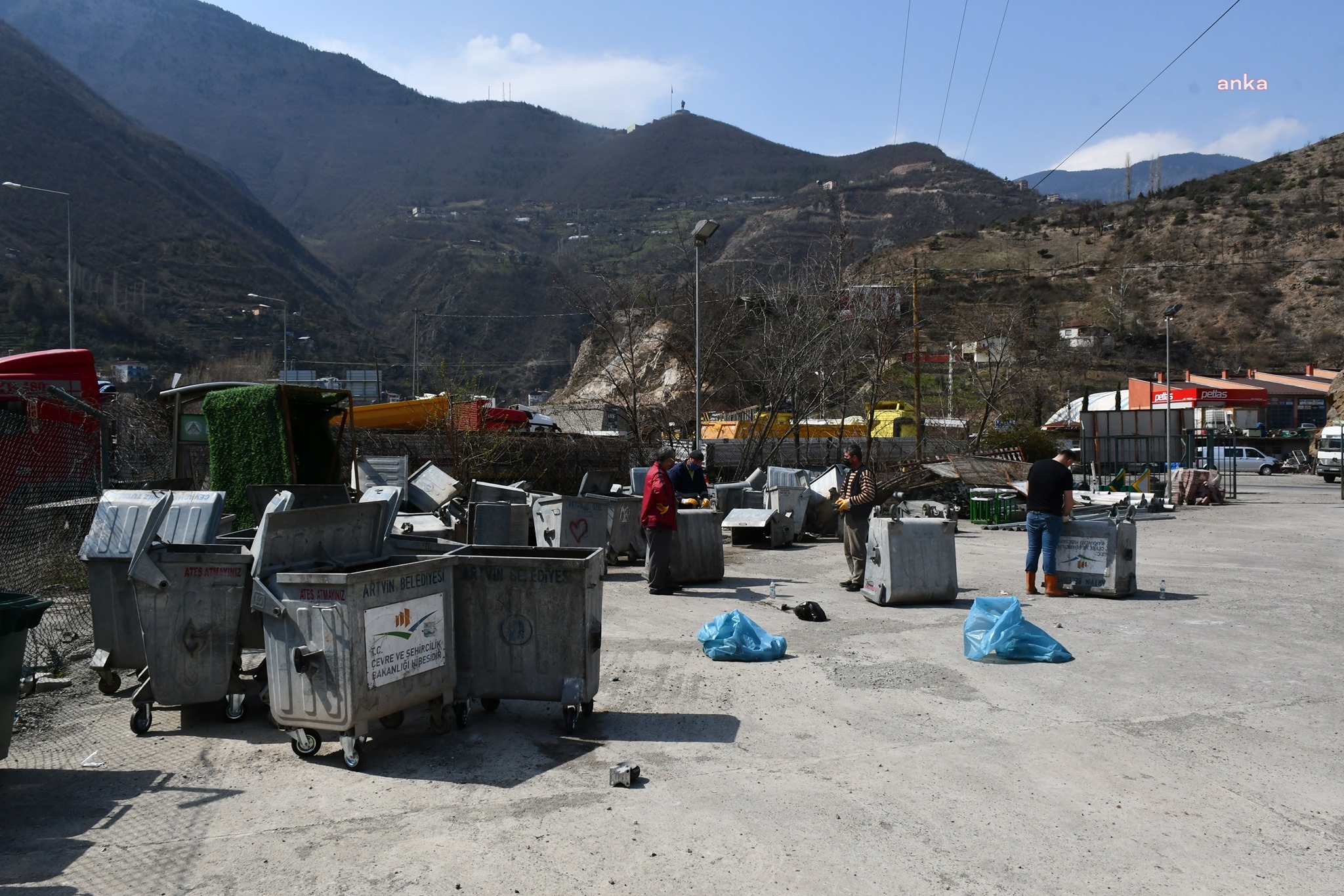 ARTVİN BELEDİYESİ, ÇÖP KONTEYNERLERİNİ ONARIYOR