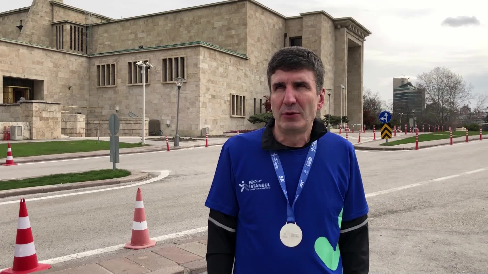 MECLİSİN TEK GÖRME ENGELLİ DANIŞMANI, İSTANBUL YARI MARATONU'NA TBMM KAMPÜSÜNDEN KATILDI