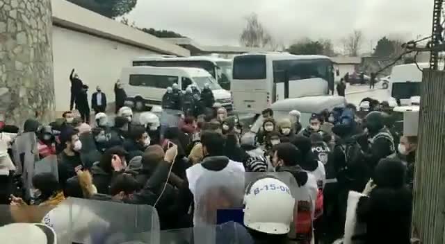 PATRONUN EVİ ÖNÜNDE TOPLANAN MİGROS İŞÇİLERİ GÖZALTINA ALINDI