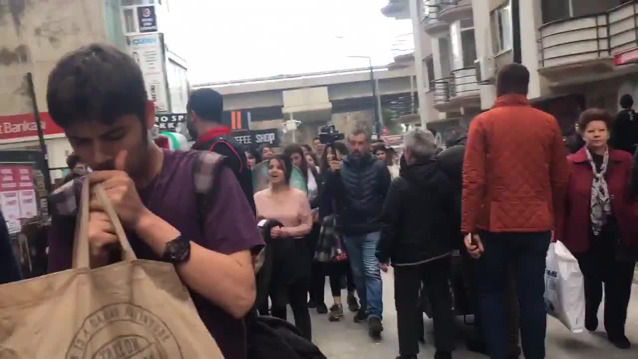 POLİSİN “SLOGAN, ŞARKI, SES YOK” DEMESİNE KARŞI KADINLAR SESLERİNİ YÜKSELTTİ: HÜR DOĞDUM HÜR YAŞARIM KİME NE, KİME NE!