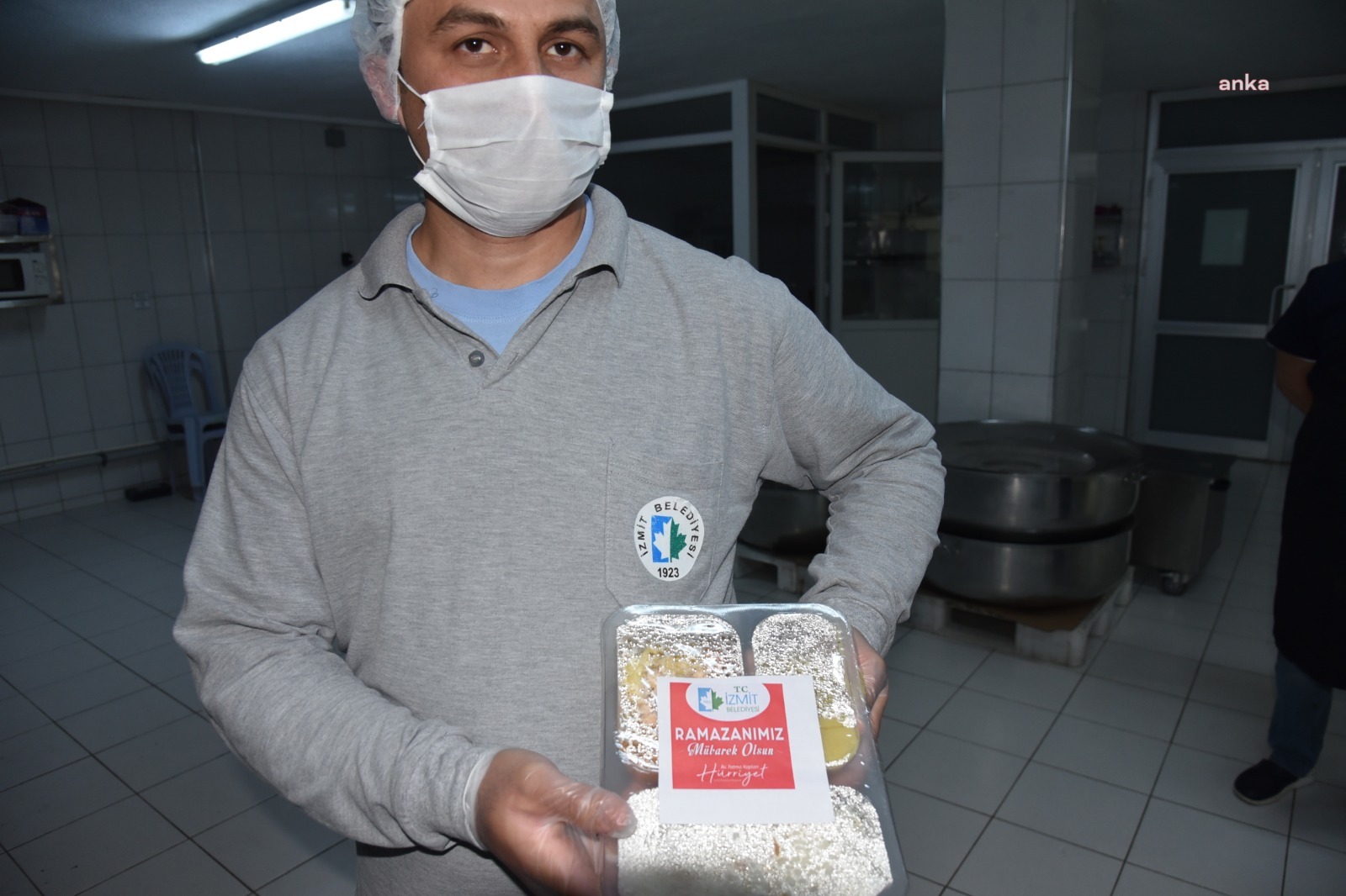 İZMİT'TE SOFRALARA RAMAZAN BEREKETİ, "KARDEŞ ELLER"DEN GELECEK