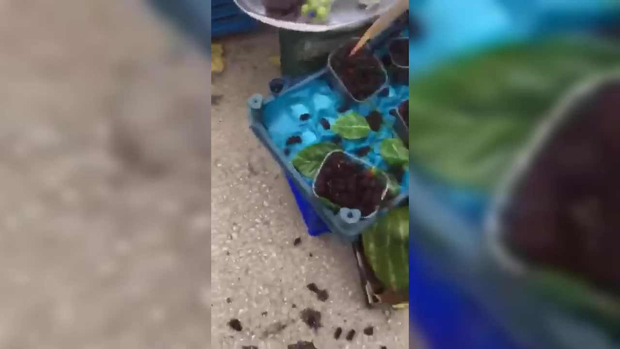İZMİR'DE PAZAR YERİNİN ÜZERİNE ÇATI UÇTU: 2 YARALI