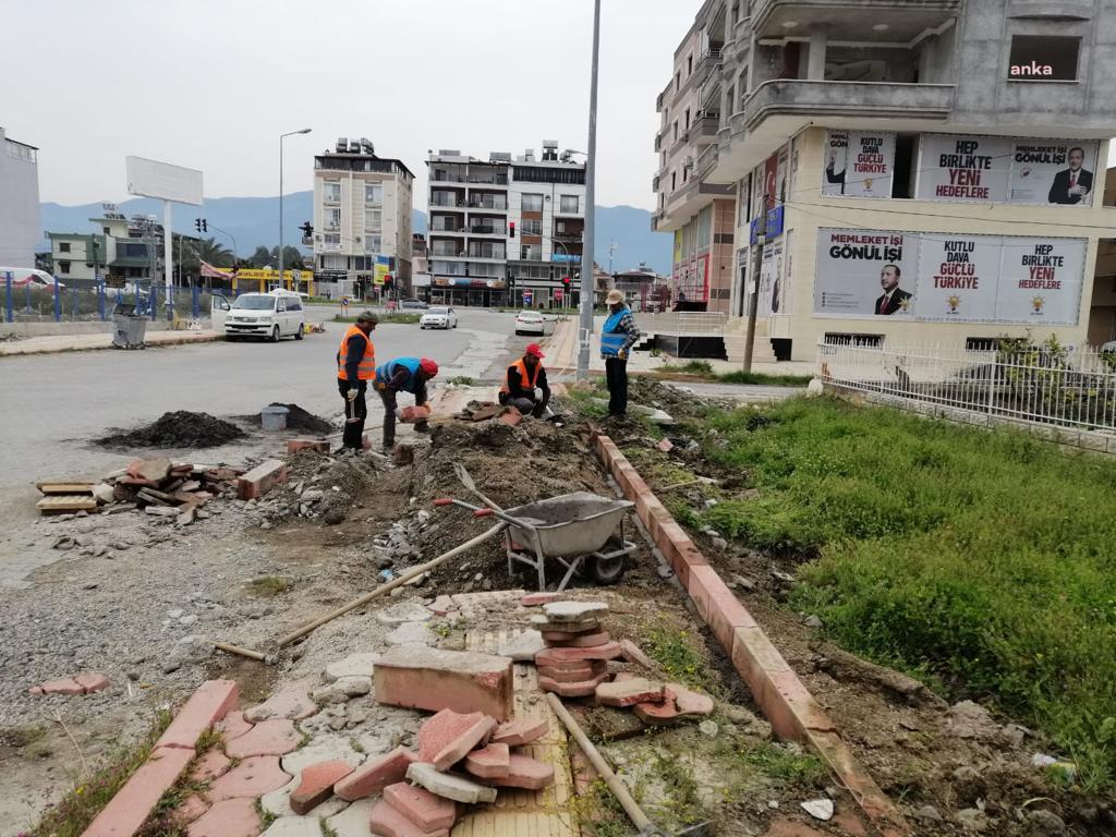 ARSUZ BELEDİYESİ, İLÇENİN DÖRT BİR YANINDA ÇALIŞMALARINI SÜRDÜRÜYOR