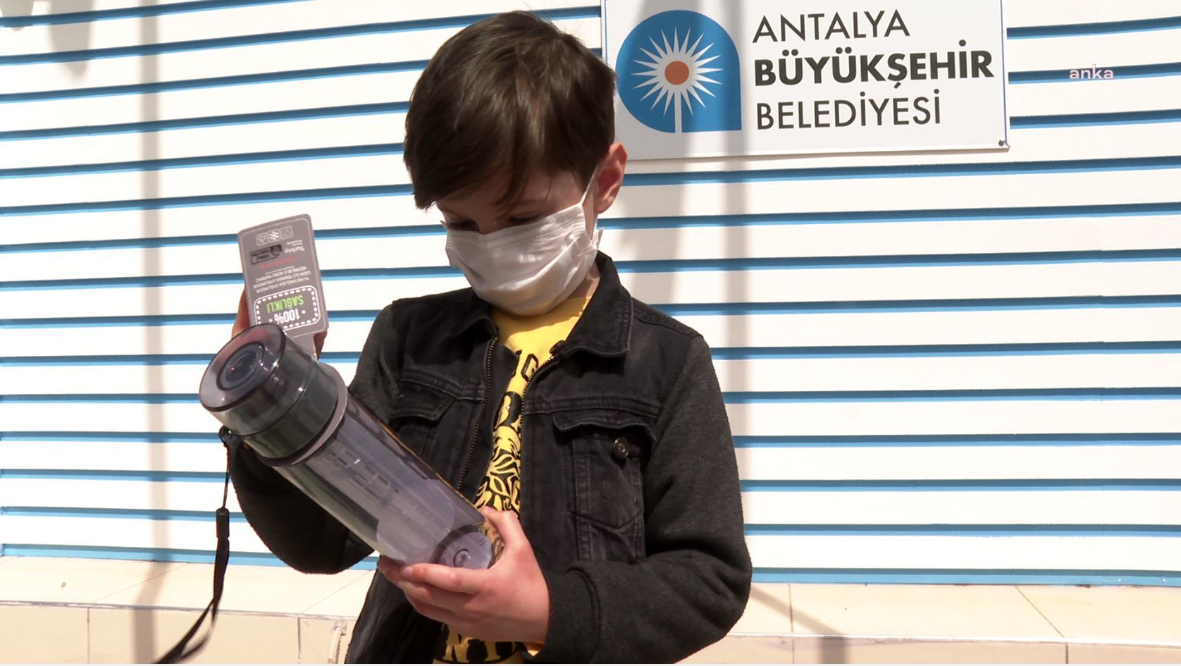 ANTALYA'NIN ÇOCUK SU ELÇİLERİNE MATARA HEDİYE EDİLDİ