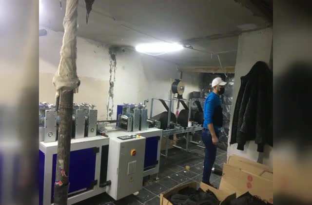 MERDİVEN ALTI MASKE ÜRETEN İŞ YERİNE BASKIN: 60 BİN MASKEYE EL KONULDU