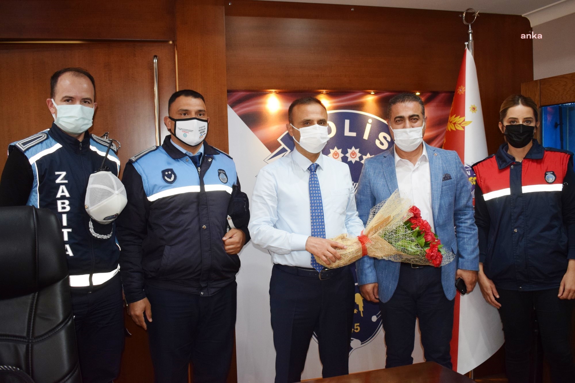 HATAY BÜYÜKŞEHİR BELEDİYESİ'NDEN POLİSLERE KARANFİLLİ KUTLAMA