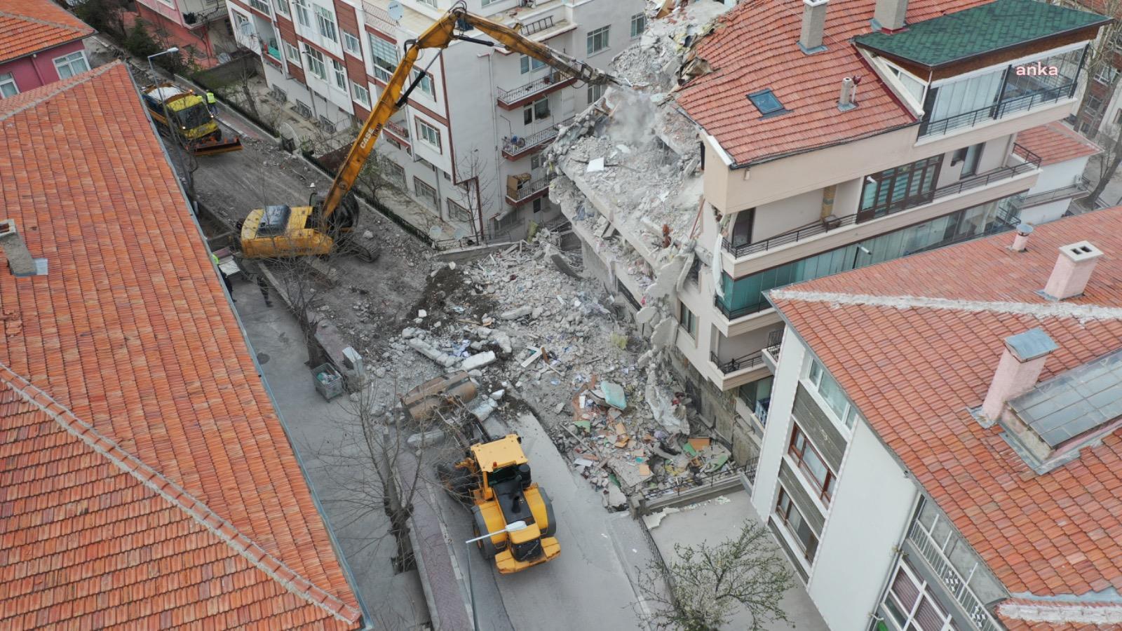 ÇANKAYA'DA YIKILAN BİNAYI İNCELEYEN BAKAN KURUM: ÇEVREDEKİ 11 BİNAYI DA RİSKLİ GÖRÜYORUZ