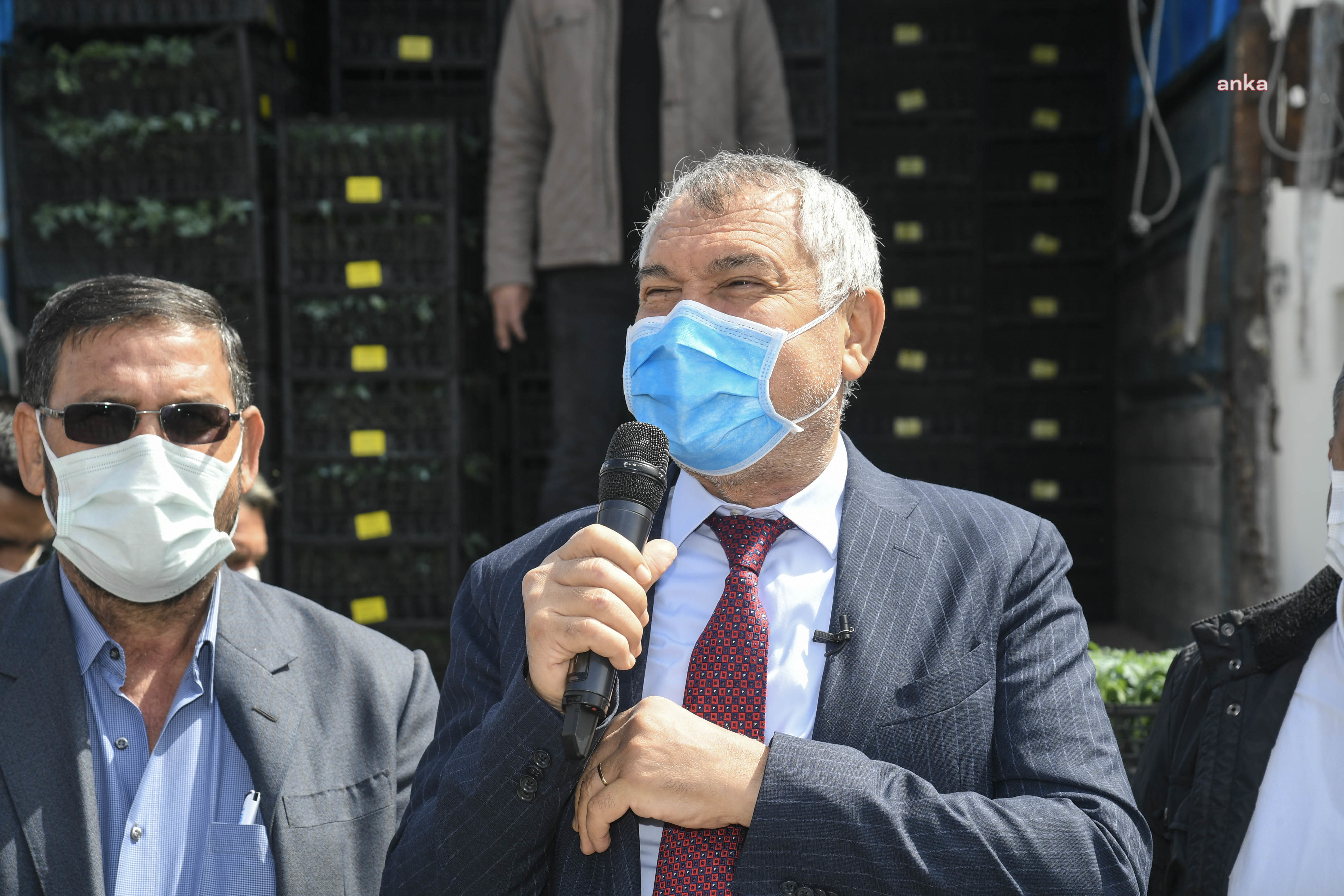ADANA BÜYÜKŞEHİR, KARAİSALI'DA ÜRETİCİYE 100 BİN DOMATES FİDESİ DAĞITTI