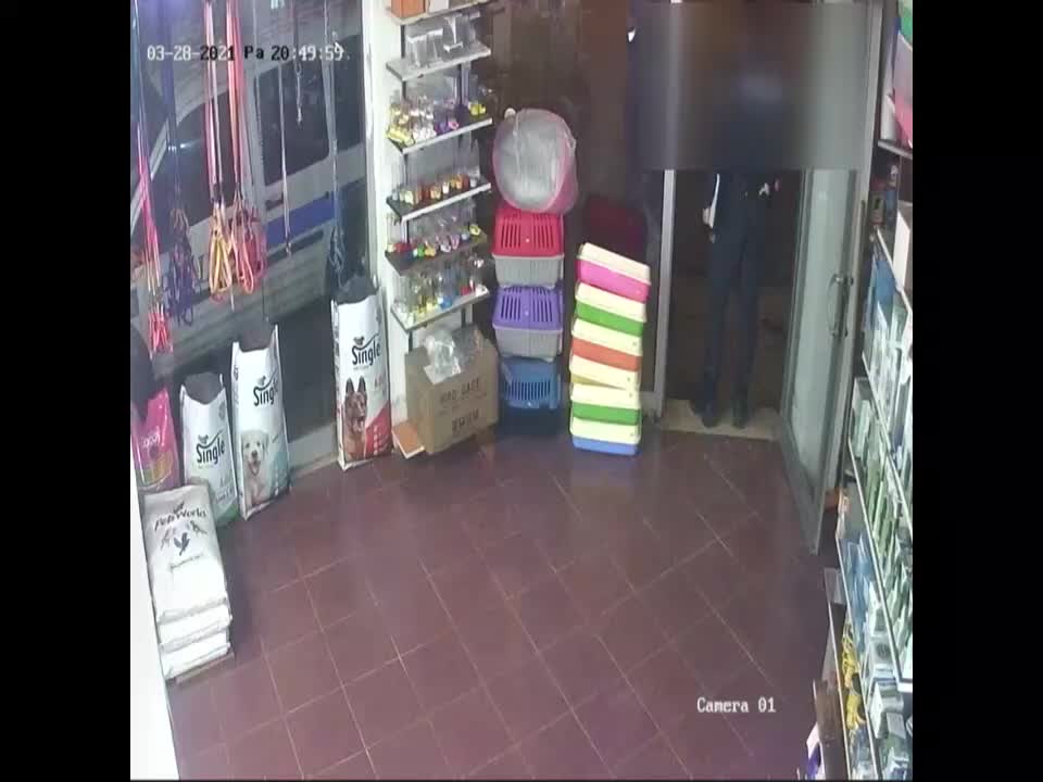 "PETSHOP'TAKİ HAYVANLARINI BESLEMEK İSTEYEN ESNAFA POLİS BİBER GAZI SIKTI" İDDİASI