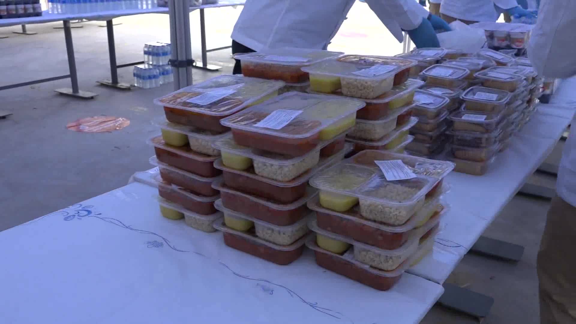 İZMİR BÜYÜKŞEHİR'DEN EVLERE İFTAR SOFRASI SERVİSİ