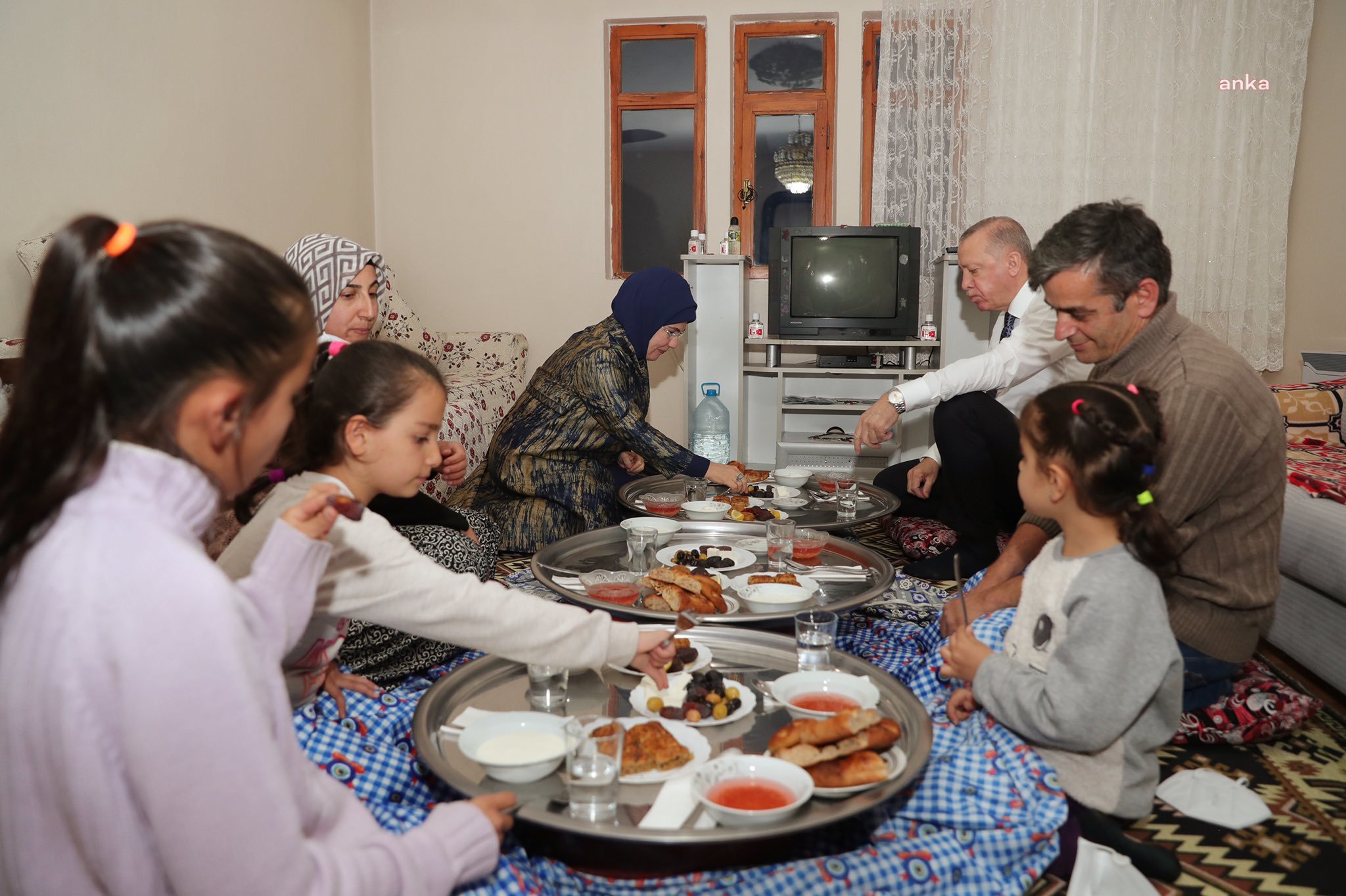 CUMHURBAŞKANI ERDOĞAN VE EMİNE ERDOĞAN MAMAK'TA BİR VATANDAŞIN EVİNDE İFTAR YAPTI