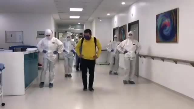 "PENGUEN DANSI" İLE TABURCU EDİLDİ