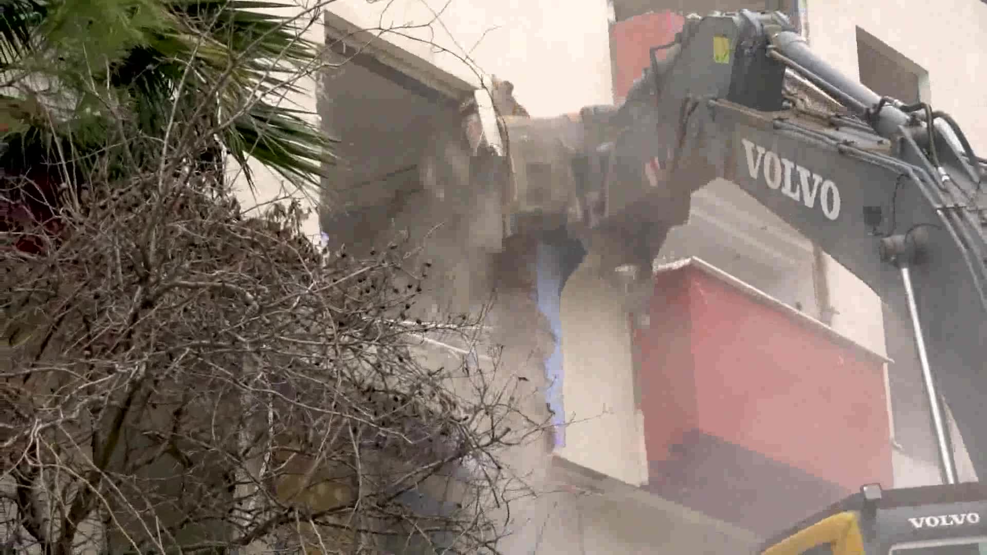 BÜYÜKÇEKMECE'DE RİSK TAŞIYAN 2 BİNA YIKILDI