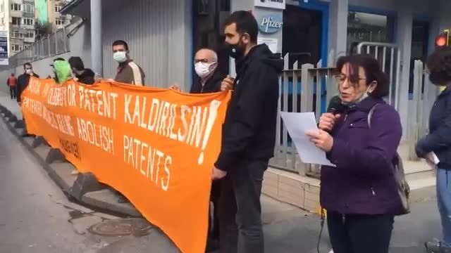 HALKEVLERİ, PFİZER'İN ÖNÜNDE AŞI EYLEMİ YAPTI: "DERHAL JENERİK AŞI ÜRETİMİNE BAŞLANSIN”
