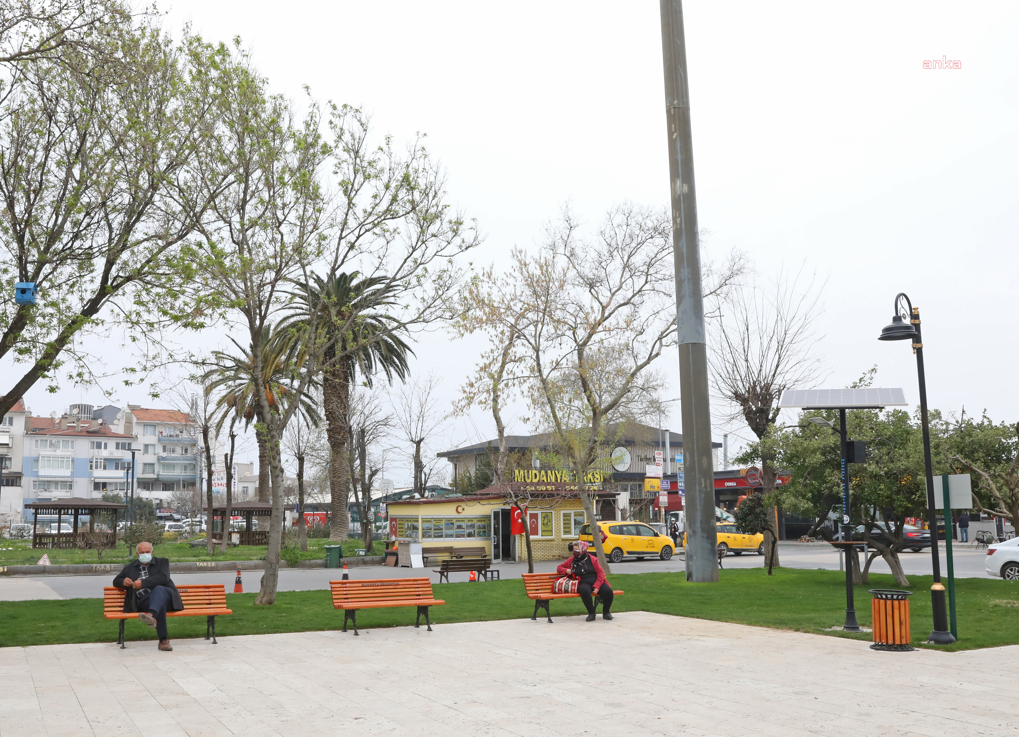 MUDANYA’DAKİ PARKLAR GÜNEŞ ENERJİSİYLE AYDINLATILIYOR