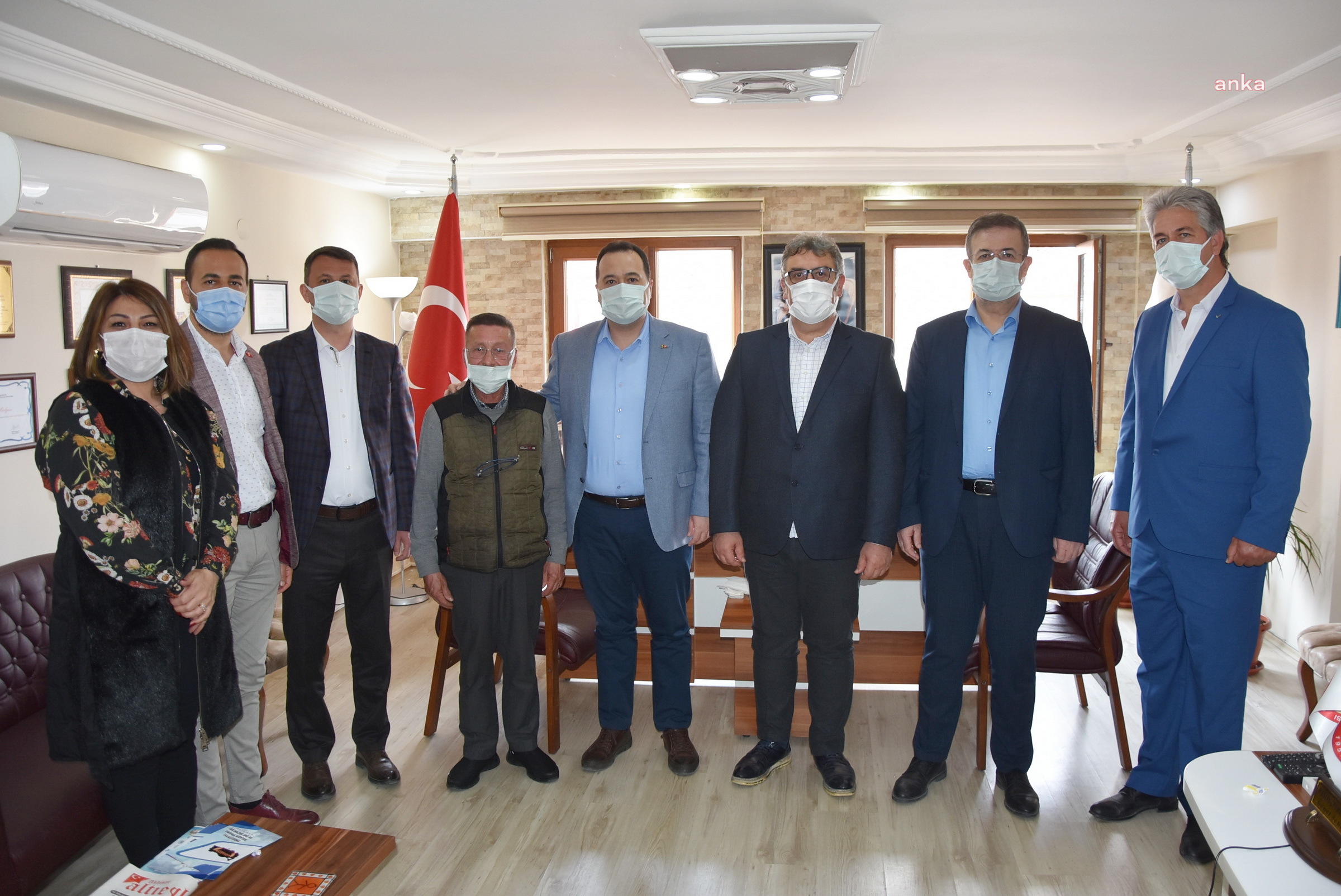 AKHİSAR BELEDİYESİ'NDEN KAHVEHANE ESNAFINA NAKİT DESTEĞİ VE GIDA YARDIMI