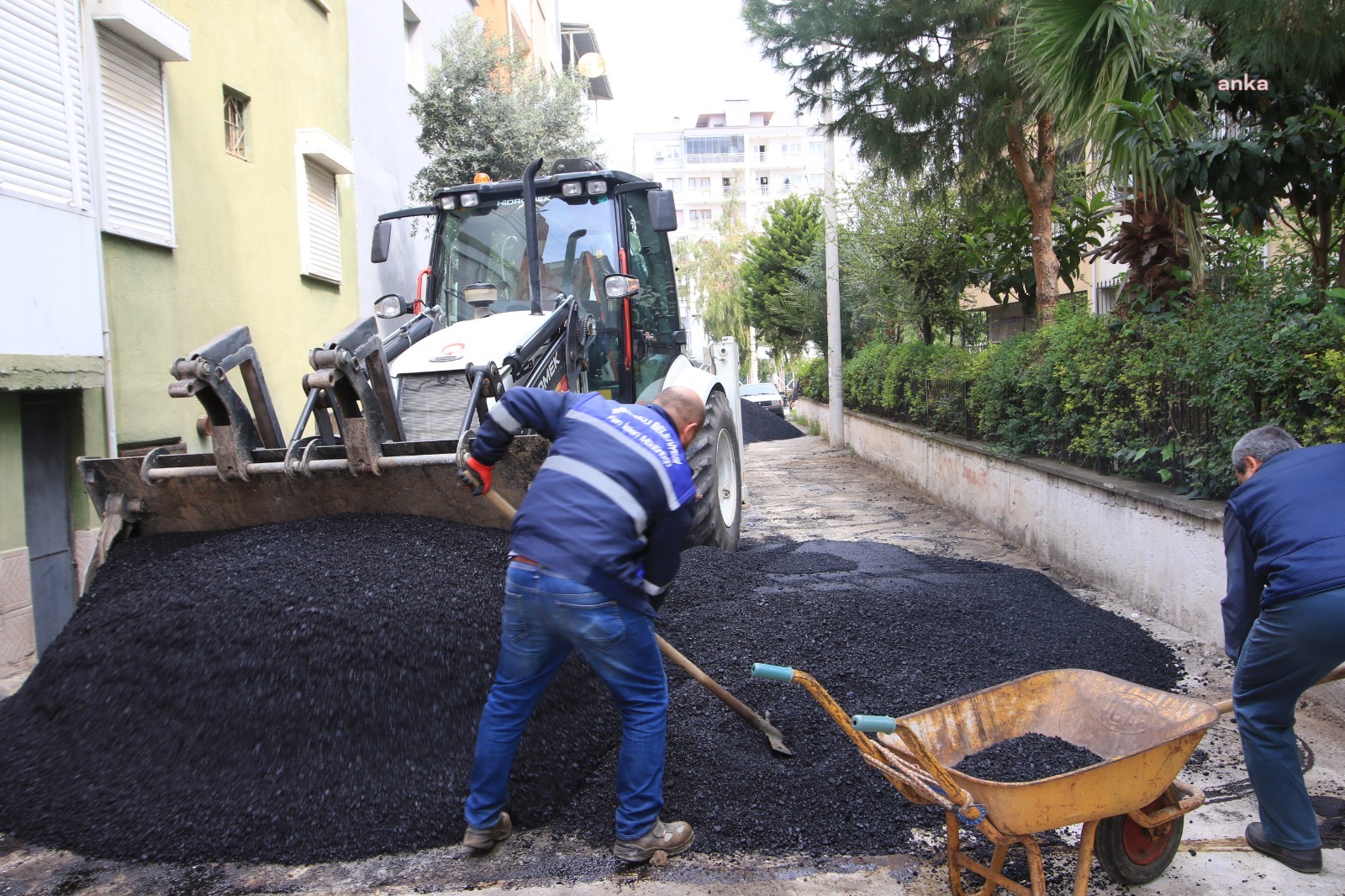 BAYRAKLI'DA 1 YILDA 92 BİN TON ASFALT DÖKÜLDÜ