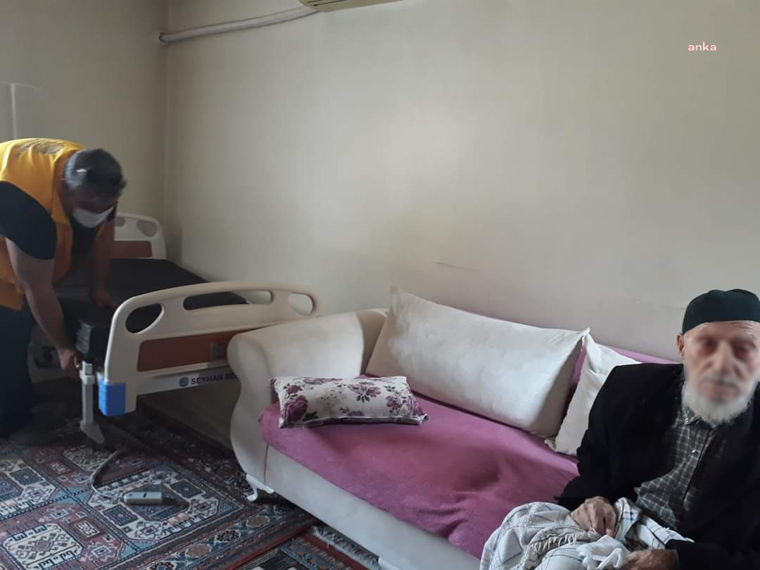 93 YAŞINDAKİ VATANDAŞIN YÜZÜNÜ SEYHAN BELEDİYESİ GÜLDÜRDÜ