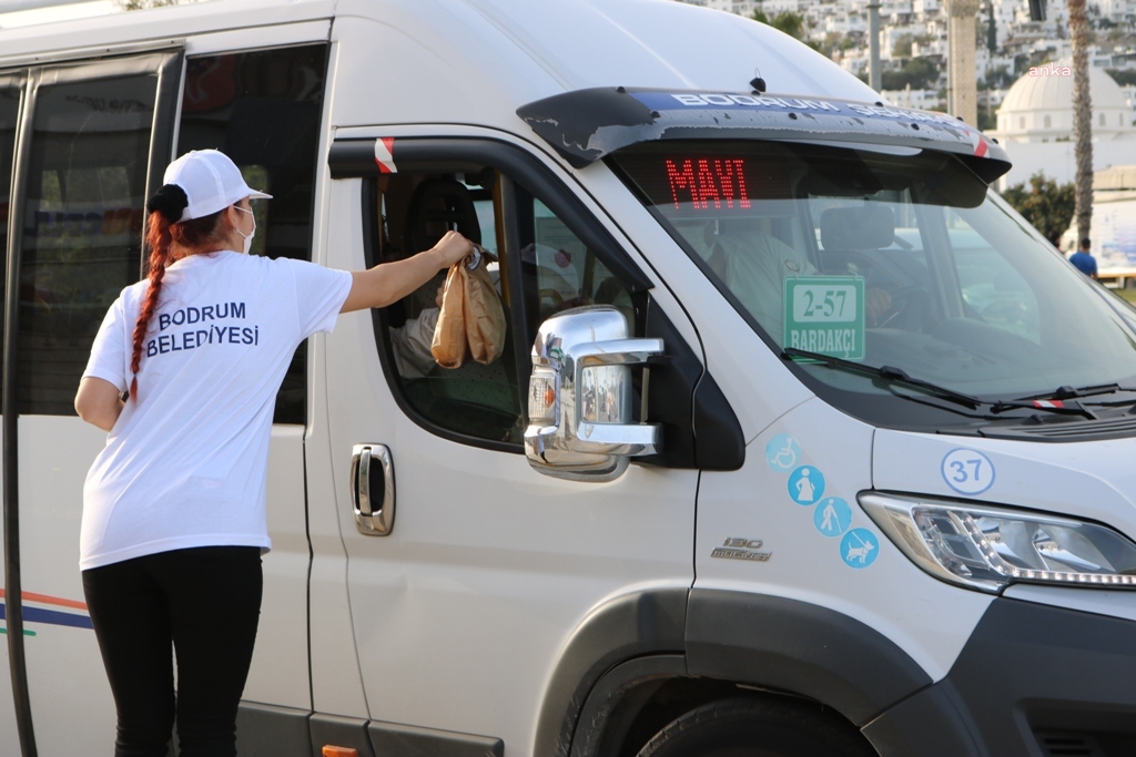 BODRUM BELEDİYESİ İFTARA YETİŞEMEYENLERE İFTAR KUMANYASI DAĞITTI