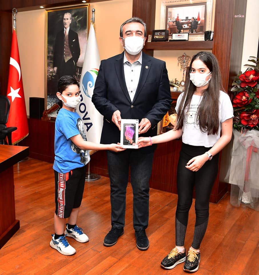 ÇOCUKLARDAN ÇUKUROVA BELEDİYE BAŞKANI ÇETİN'İ DUYGULANDIRAN ZİYARET
