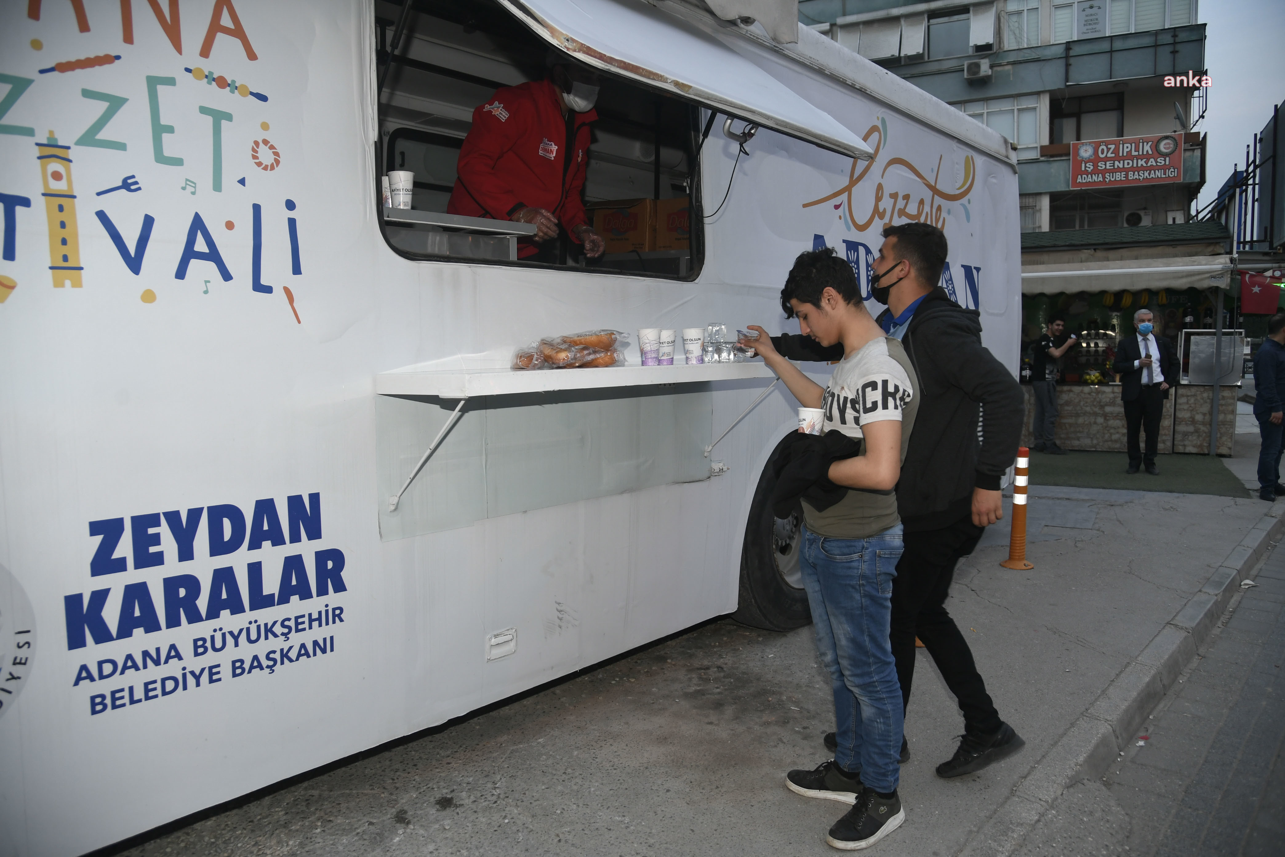 ADANA BÜYÜKŞEHİR'DEN İFTARA YETİŞEMEYENLERE SICAK ÇORBA İMKANI