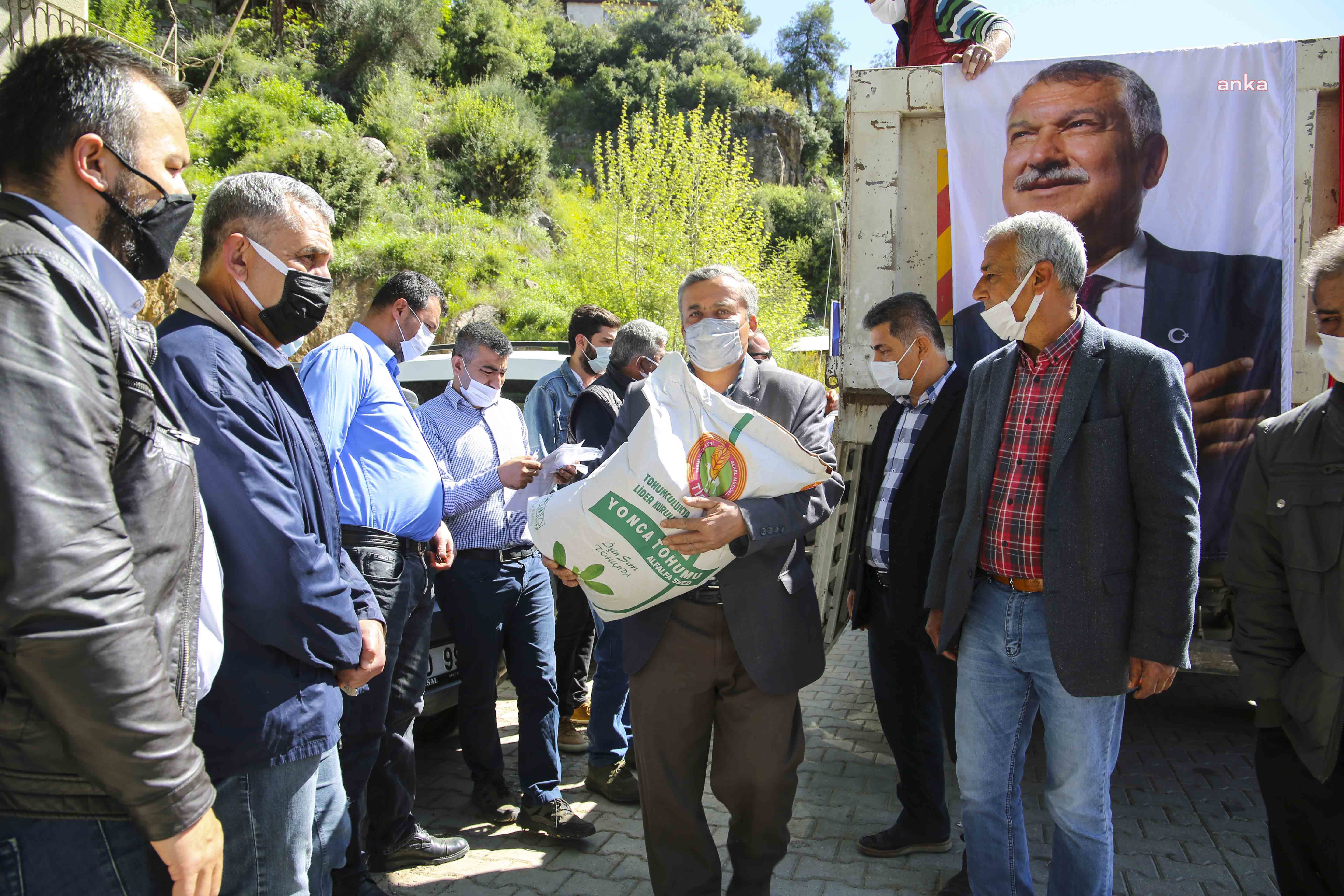 ADANA BÜYÜKŞEHİR'DEN HAYVAN ÜRETİCİLERİNE YONCA TOHUMU DESTEĞİ
