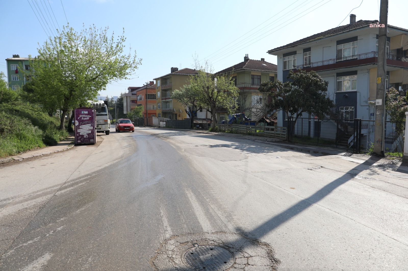 İZMİT BELEDİYESİ'NDEN TURAN GÜNEŞ CADDESİ'NDE YENİLEME ÇALIŞMASI