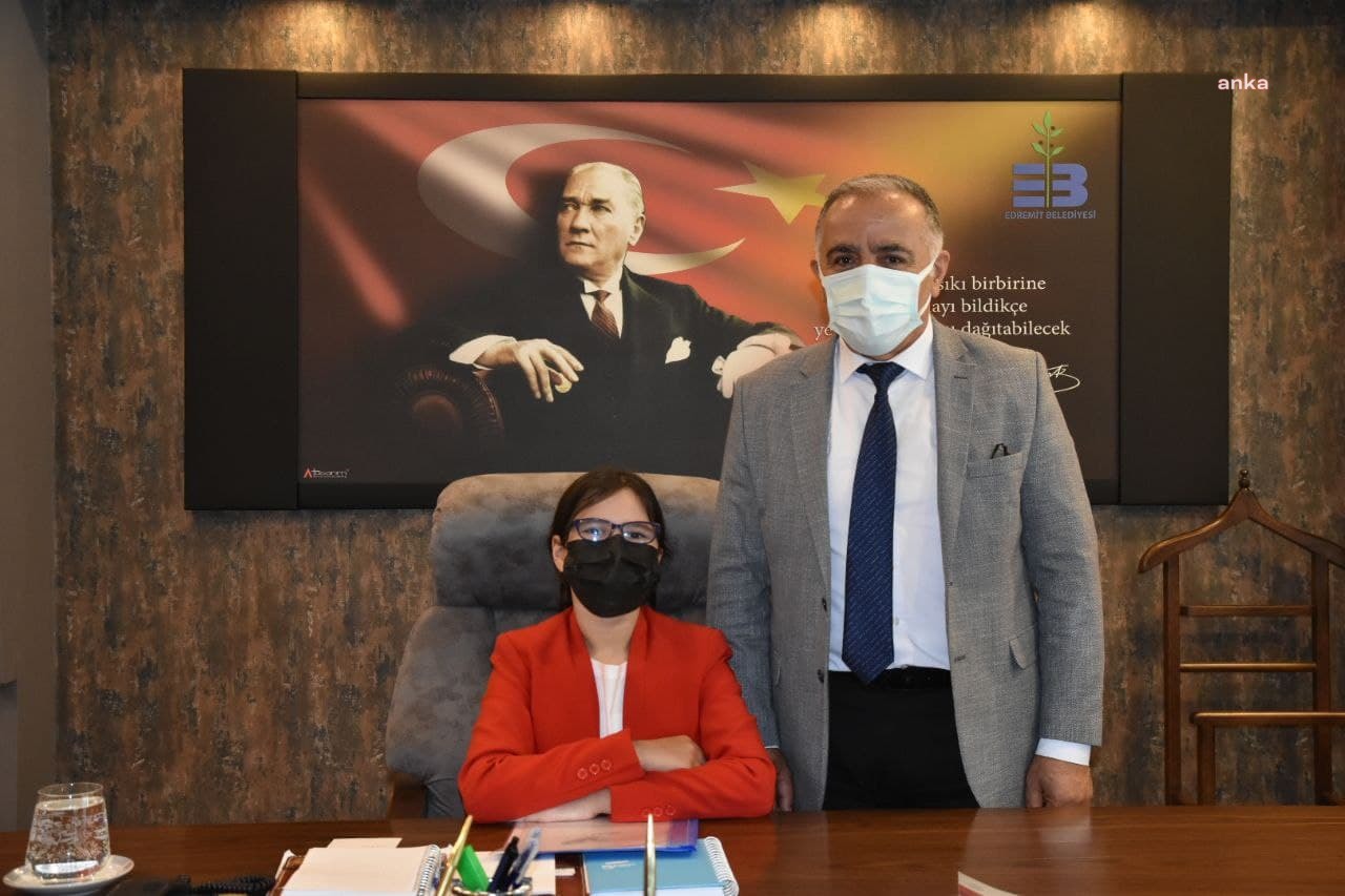 EDREMİT’TE 23 NİSAN’DA KOLTUK ÇOCUKLARIN