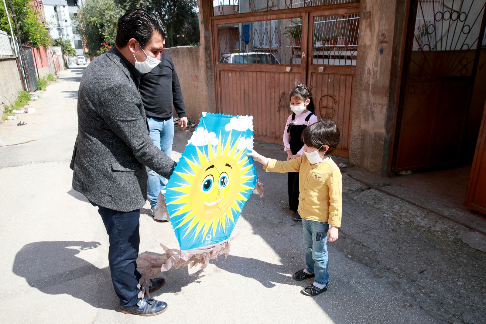 SEYHAN BELEDİYESİ'NDEN ÇOCUKLARA UÇURTMA, BÜYÜKLERE EKMEK