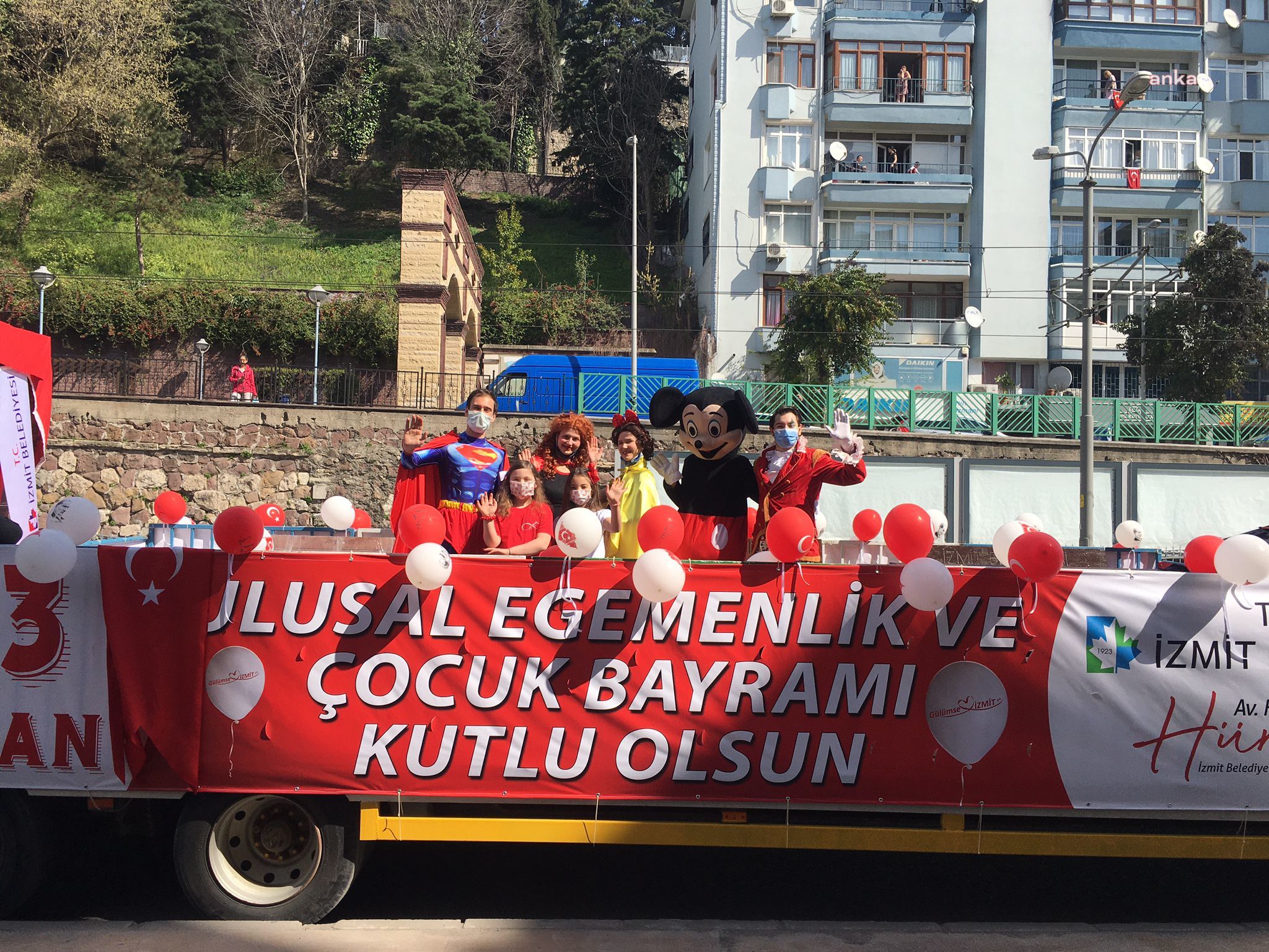 İZMİT BELEDİYESİ 23 NİSAN'I "23 NİSAN TIRI" İLE KUTLUYOR