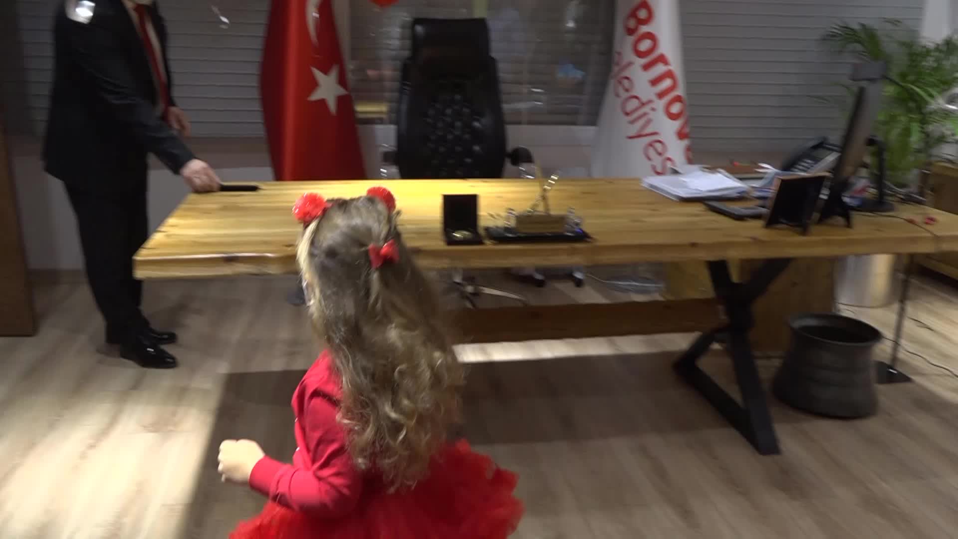 İZMİR DEPREMİNİN SİMGESİ AYDA BEBEK BAŞKANLIK KOLTUĞUNDA... İLK İSTEĞİ OKULA GİTMEK OLDU