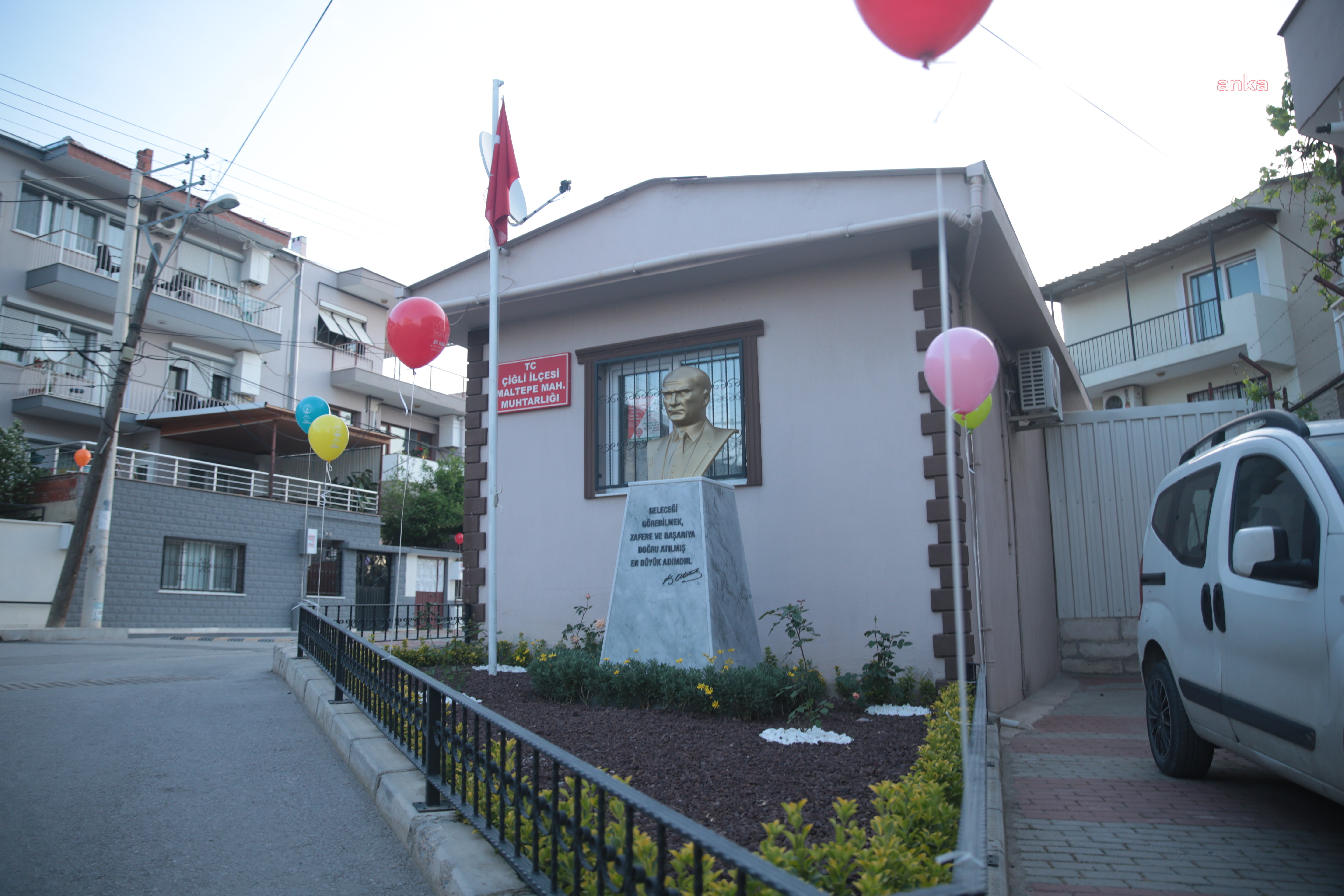 ÇİĞLİ'DE ÇOCUKLARA BALONLU 23 NİSAN SÜRPRİZİ