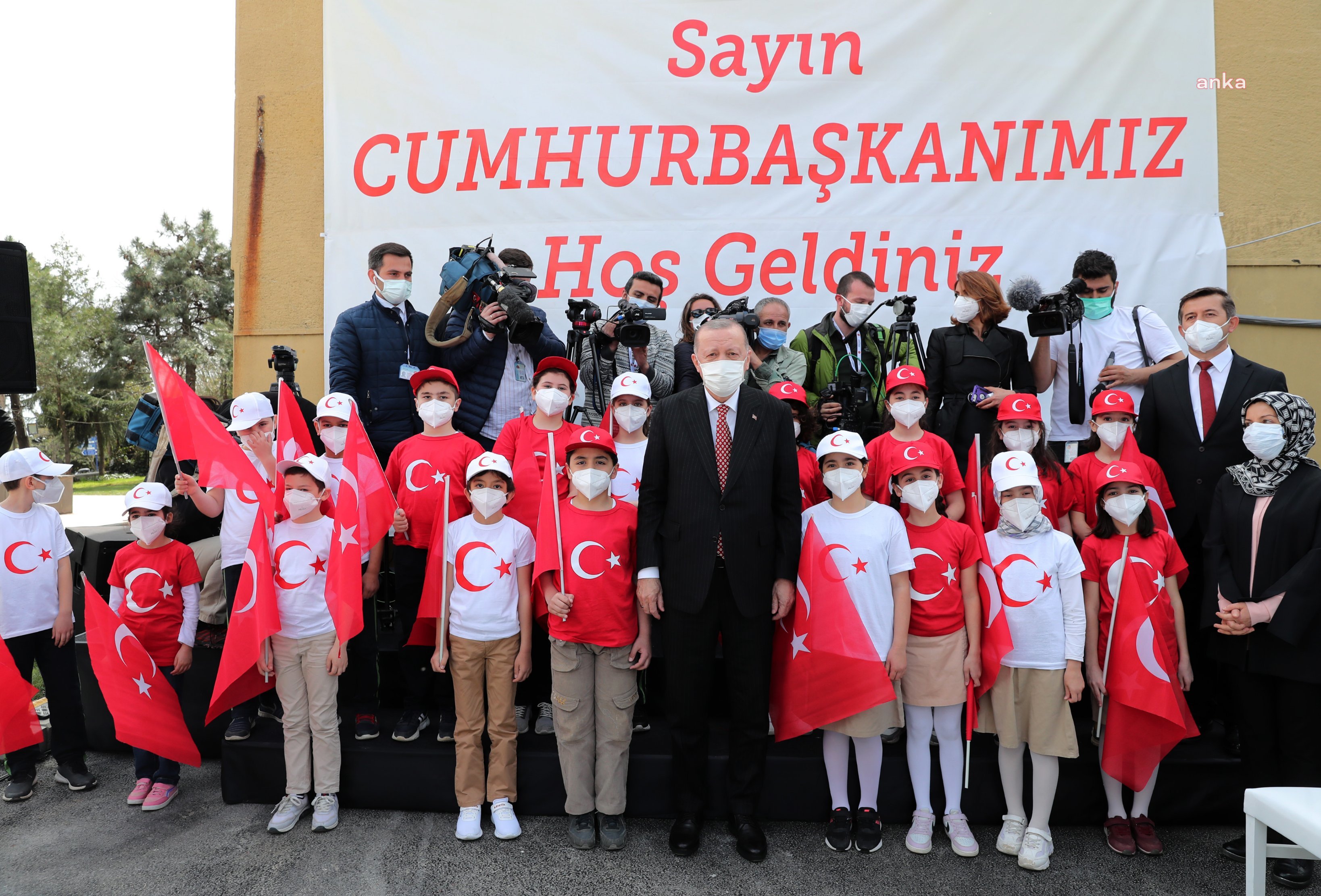 TÜRKİYE'NİN ÇAMLICA TEPESİ'NDEKİ EN UZUN BAYRAK DİREĞİNE, EN BÜYÜK BAYRAK ÇEKİLDİ